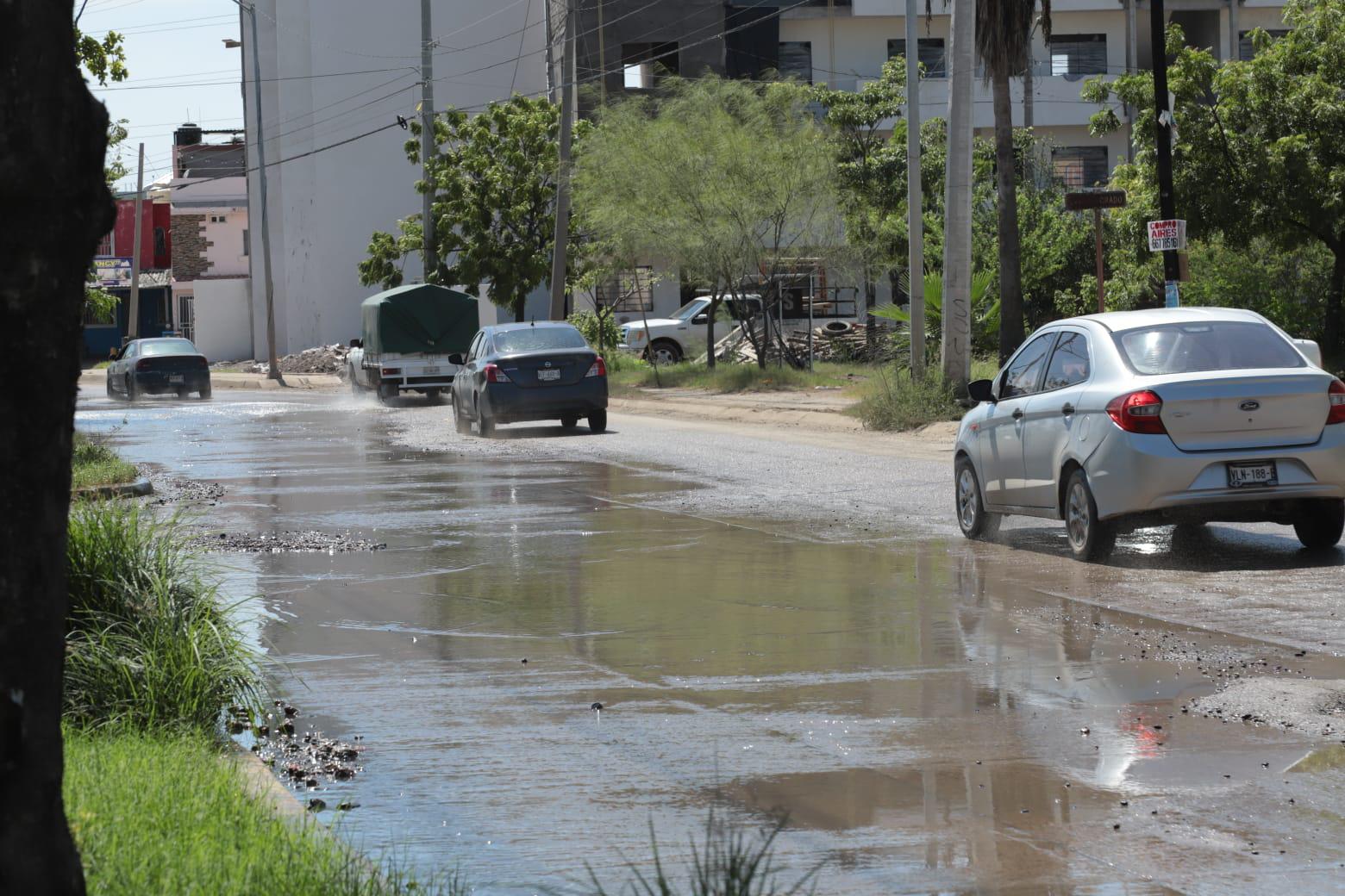$!Fugas de drenaje inundan tramo de la avenida Santa Rosa, en Mazatlán