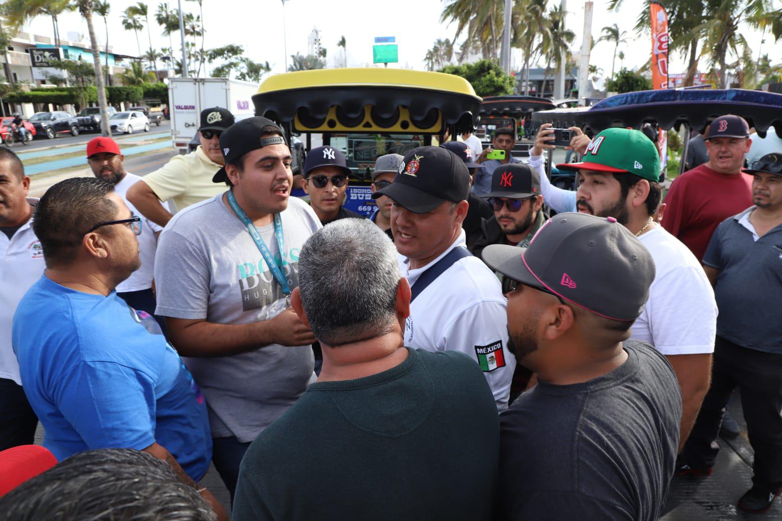 $!... Y ahora aurigueros y pulmoneros bloquean la Rafael Buelna y ‘ahorcan’ la vialidad en la zona turística