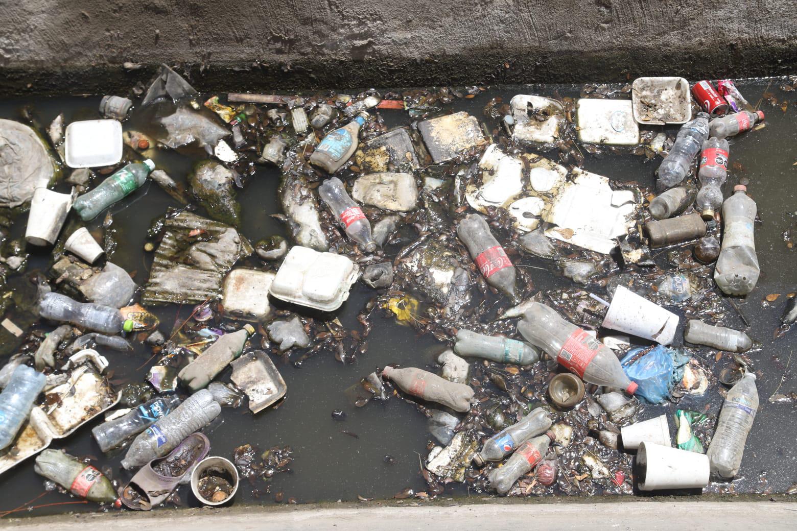 $!Canales pluviales de Mazatlán se han convertido en vertederos de desechos