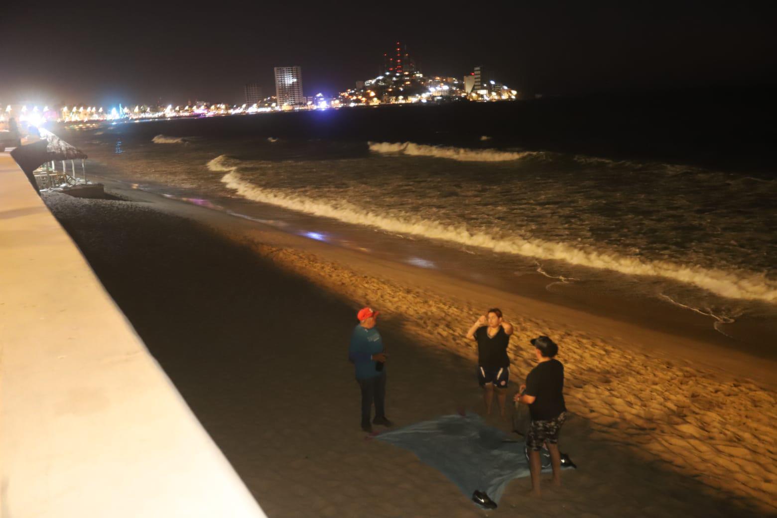 $!‘Pasea’ la policía sin poner orden en las playas de Mazatlán la noche de este lunes