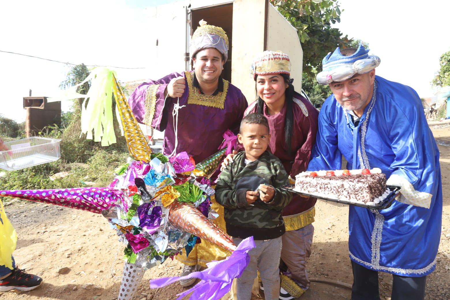 $!Entregan Reyes Magos juguetes y alegría a niños y niñas de Mazatlán