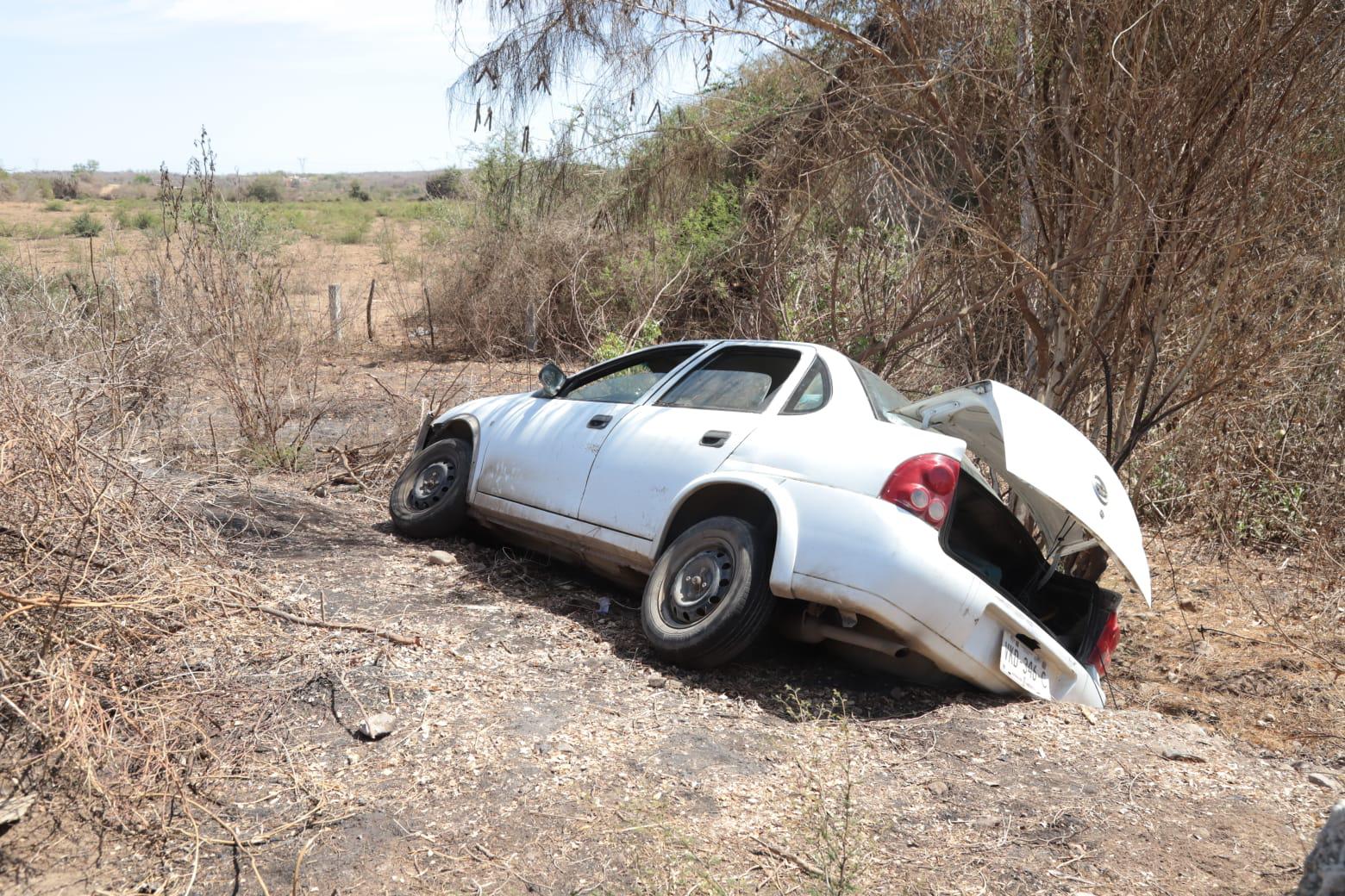 $!Auto vuelca en la carretera libre Mazatlán-Culiacán; no hay lesionados