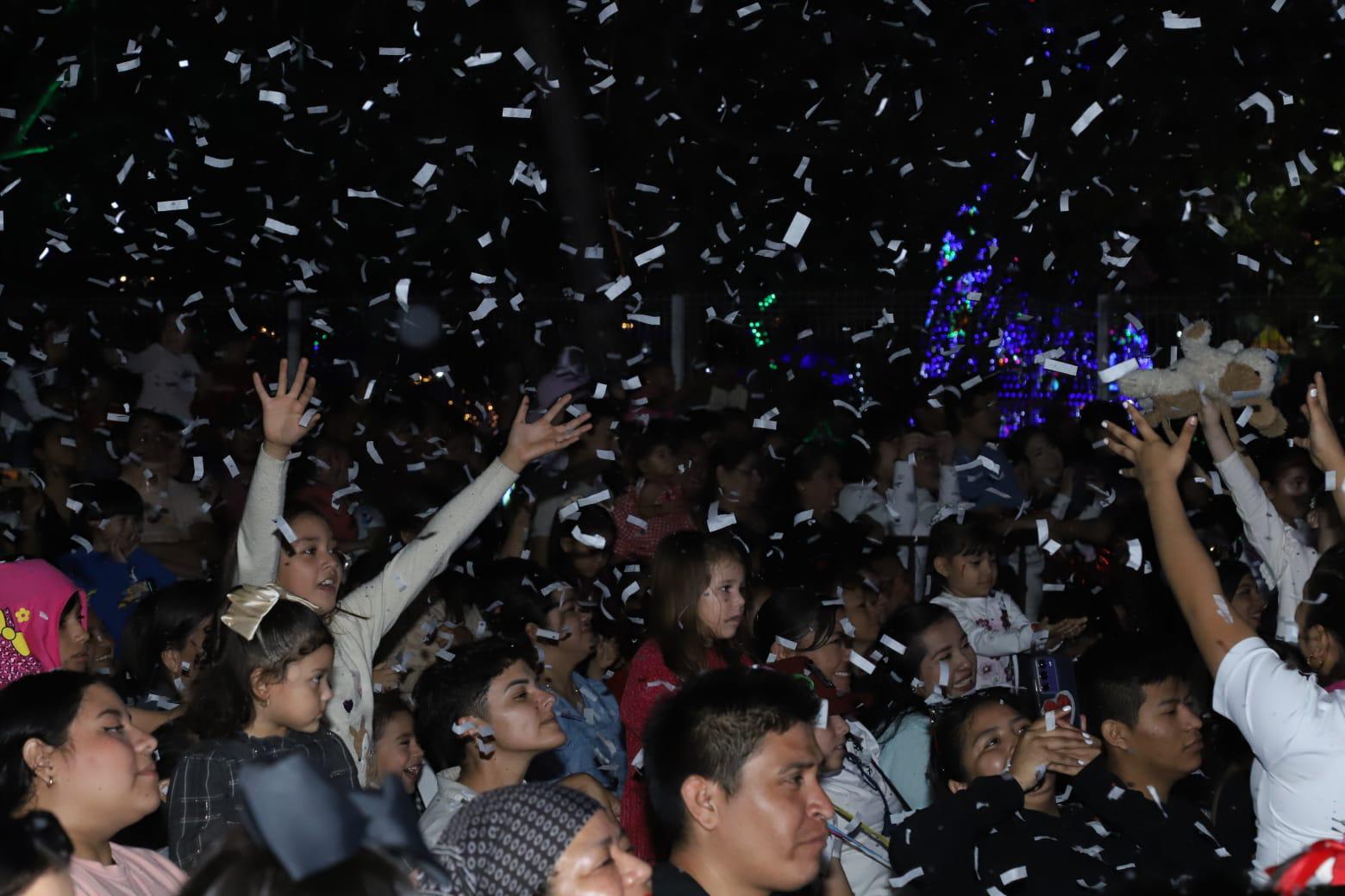 $!Deleita Tatiana a niños y adultos con su concierto navideño en Mazatlán