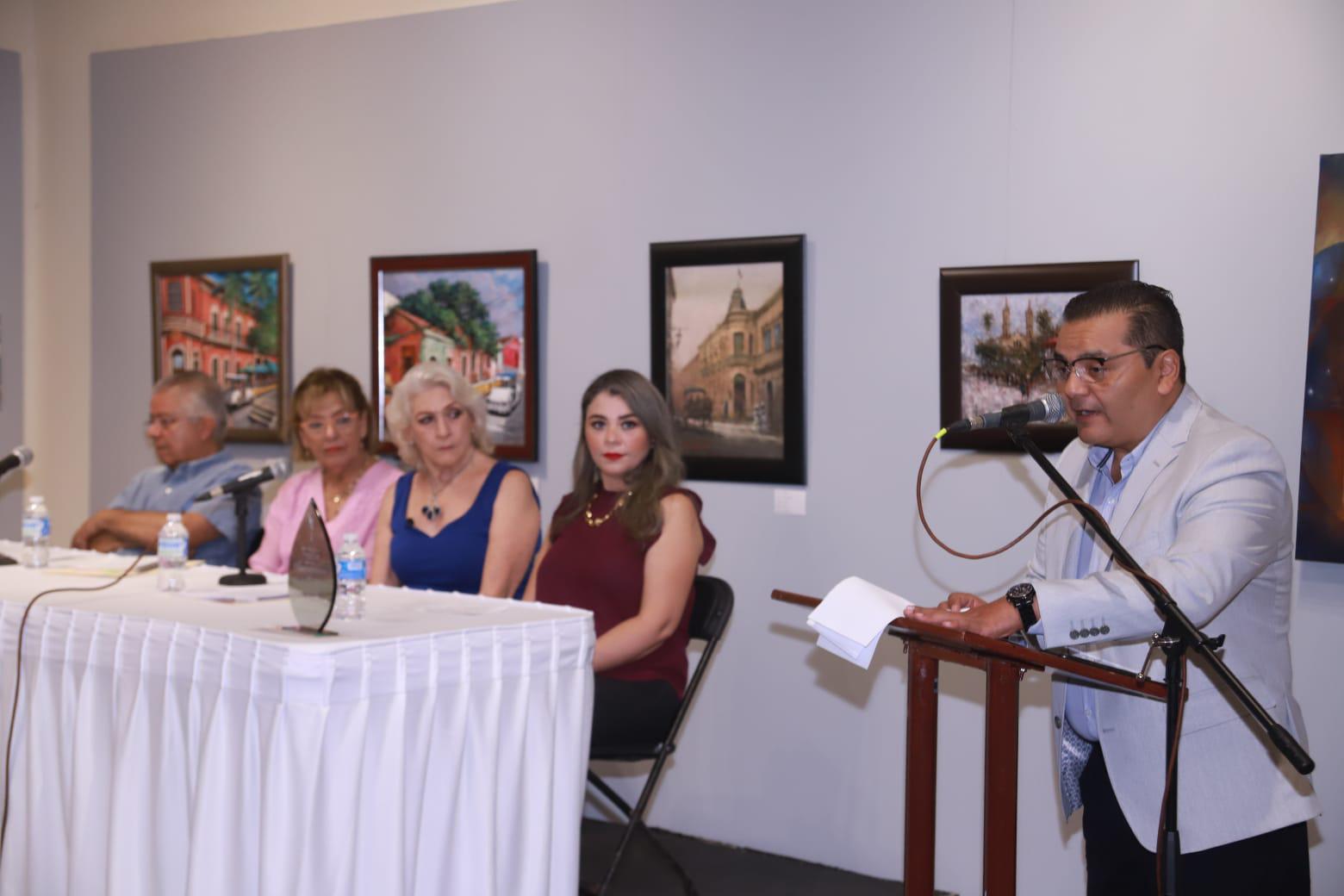 $!El ganador aconsejó a los escritores anónimos que desean compartir sus historias, que lean mucho, escriban, revisen y asistan a talleres.