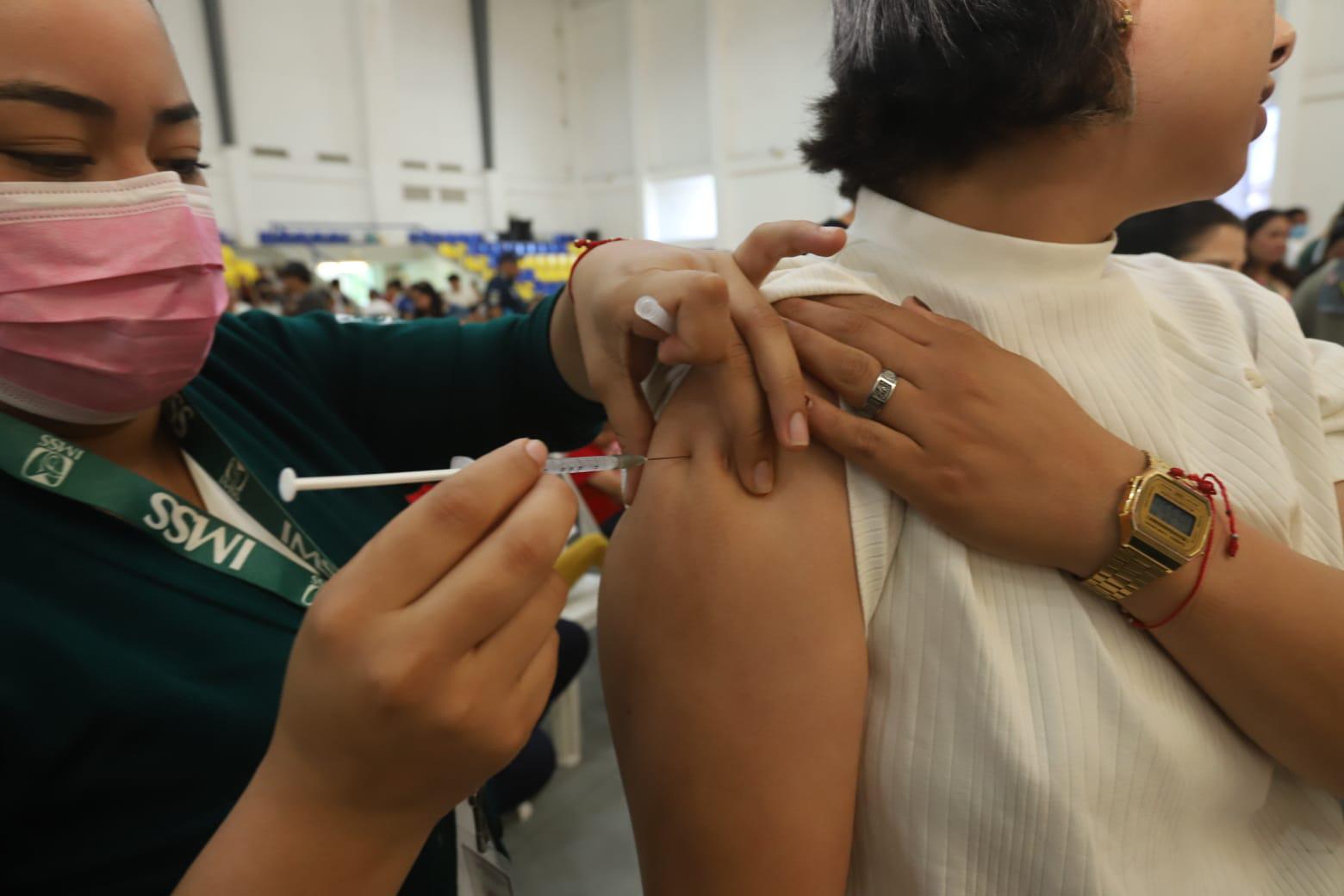 $!Niños y niñas mazatlecos son vacunados contra el sarampión