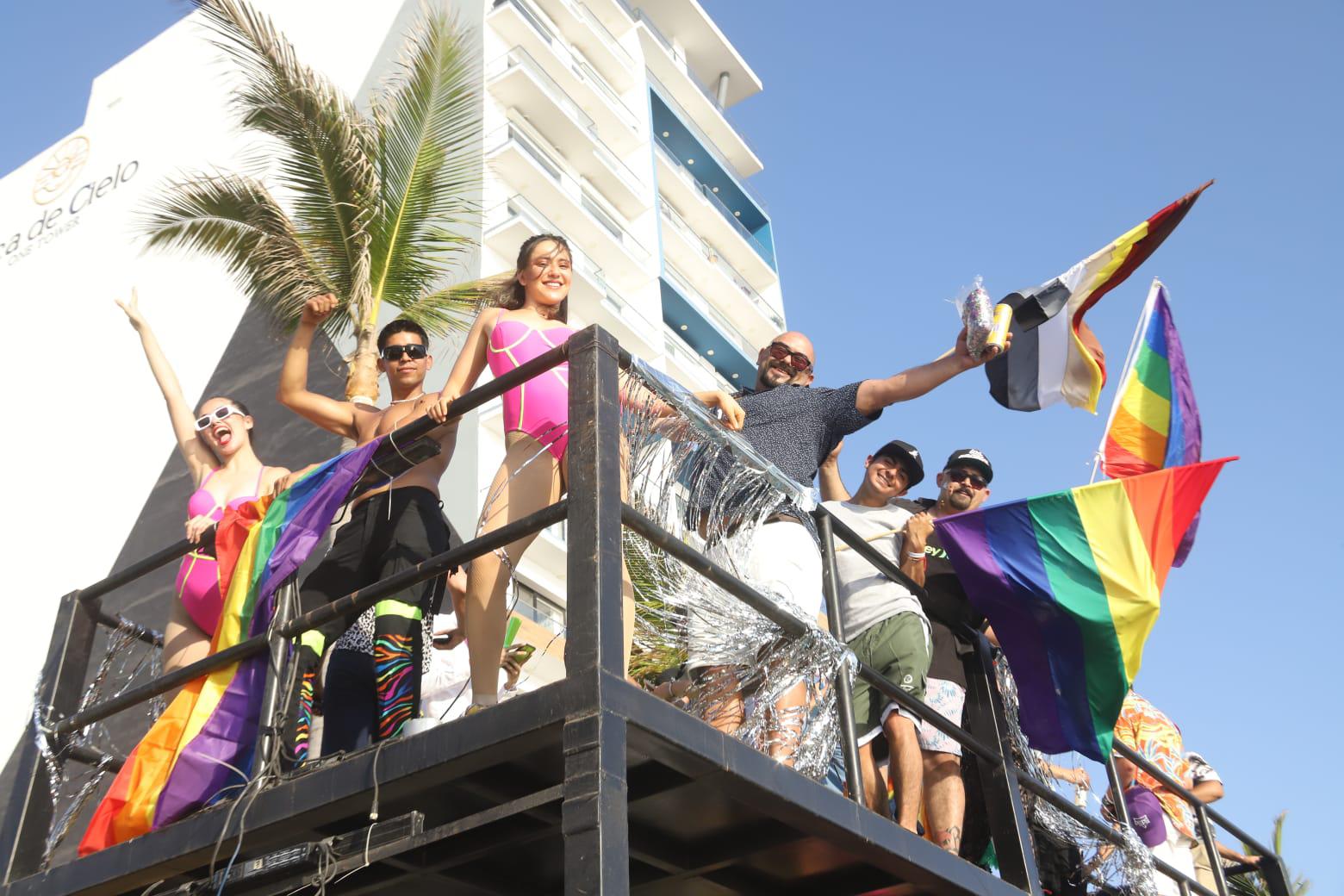 $!Ondea la comunidad LGBTQ+ distintas banderas multicolor en su marcha, en Mazatlán