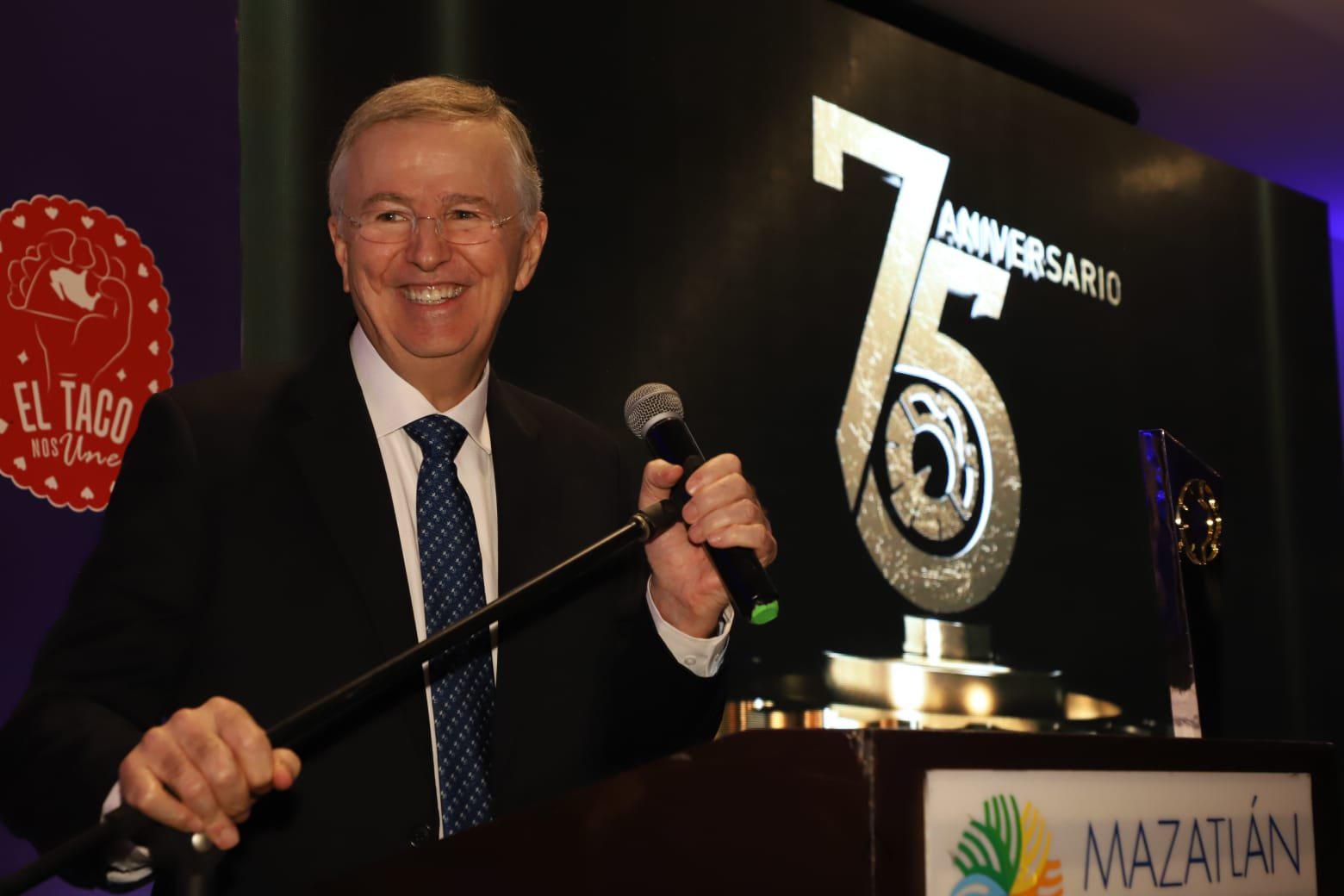 $!Rodolfo Madero Rodríguez se mostró muy contento por la distinción y por estar rodeado de sus amigos en la velada.