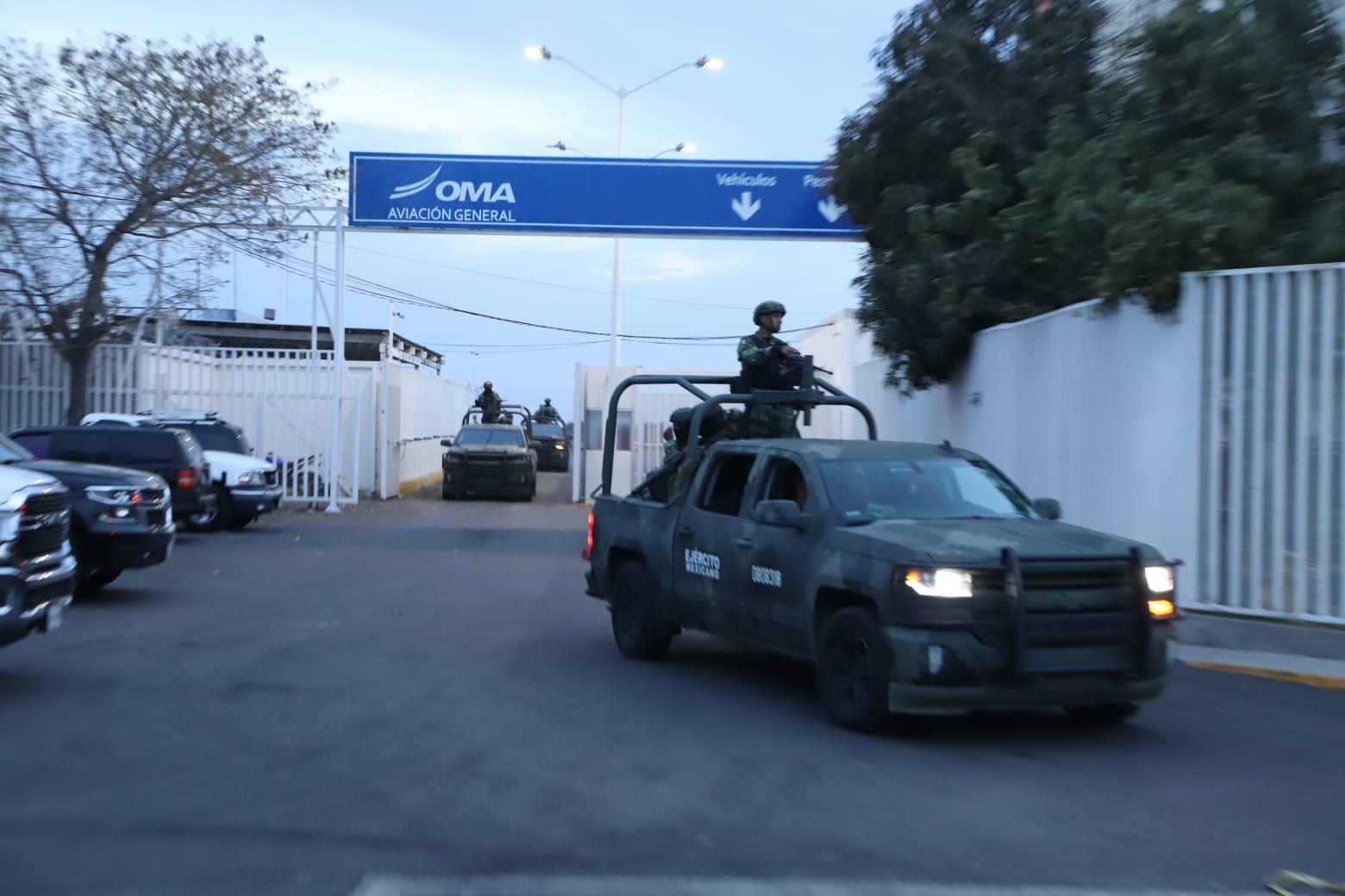 $!Aterriza AMLO en Mazatlán y se dirige al hotel El Cid para pernoctar