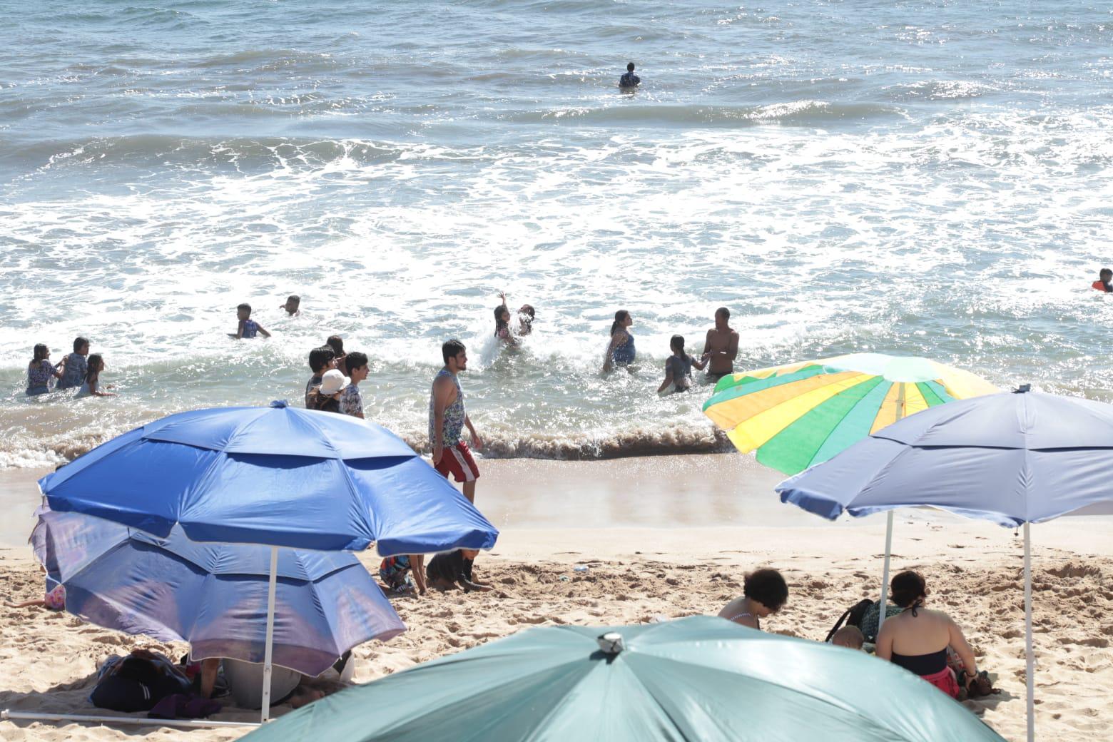 $!Locales y turistas continúan en las playas de Mazatlán en el cierre de Semana Santa