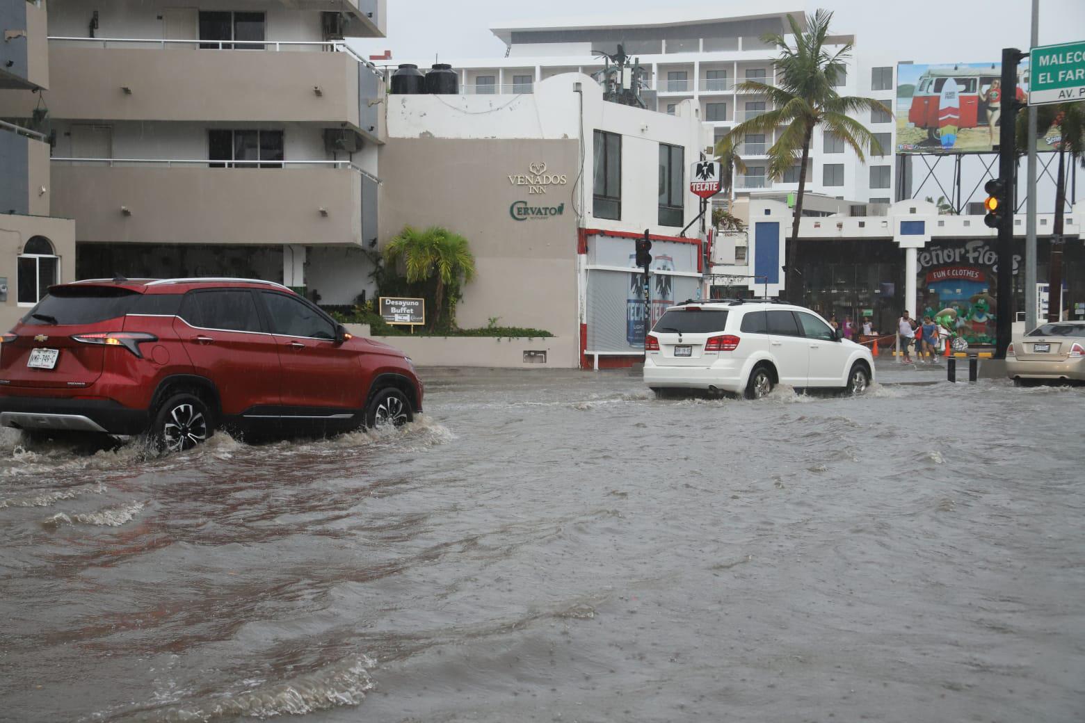 $!Dejan lluvias en Mazatlán una persona ahogada, inundaciones, apagones y colapso vial