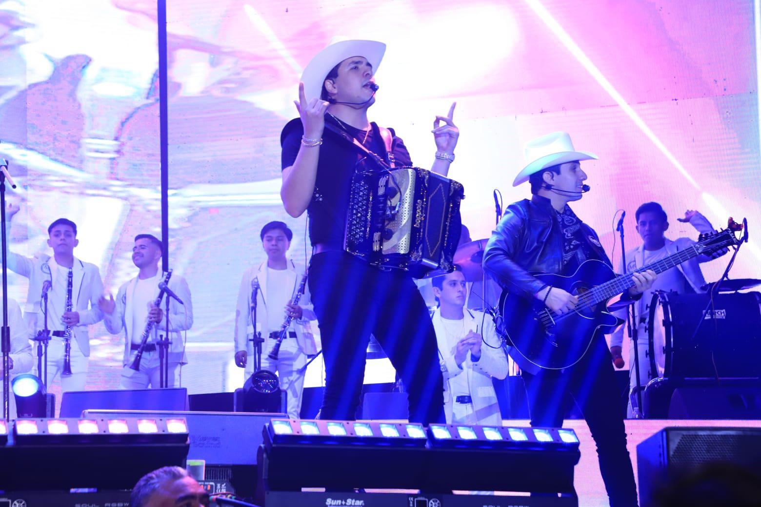 $!Los músicos saludaron al público mazatleco, que de inmediato se dejó sentir con sus gritos y alegría.