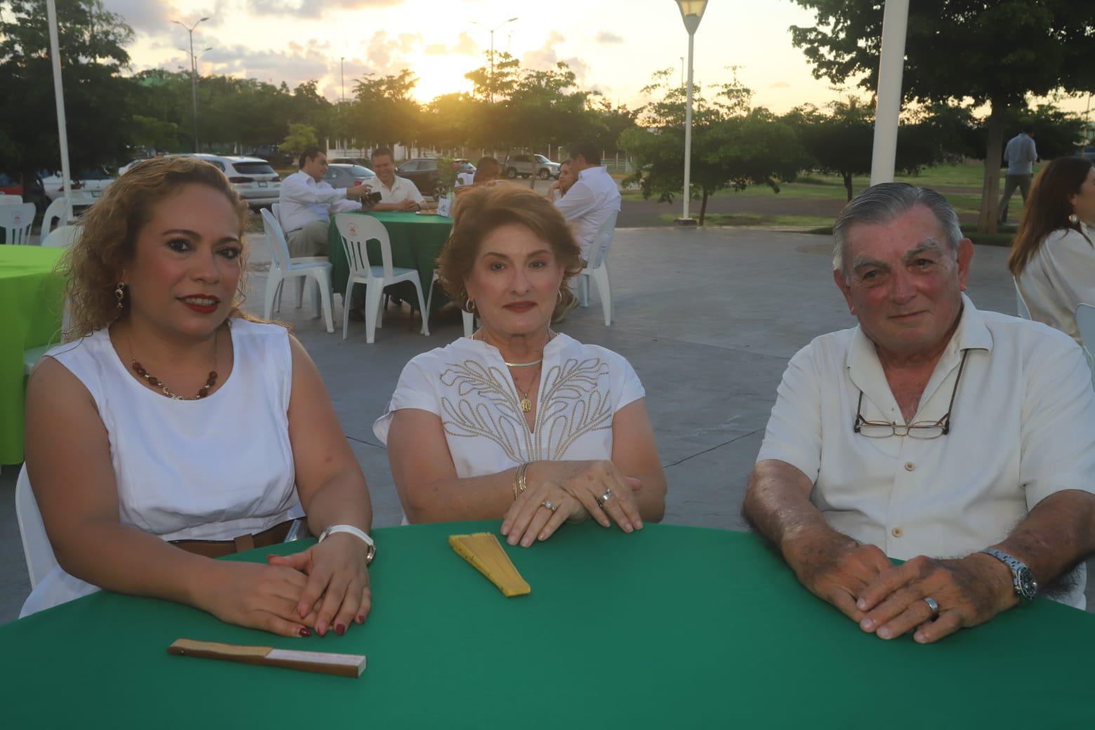 $!Adriana Tirado, Coco Urrea de Valadés y Miguel Valadés.