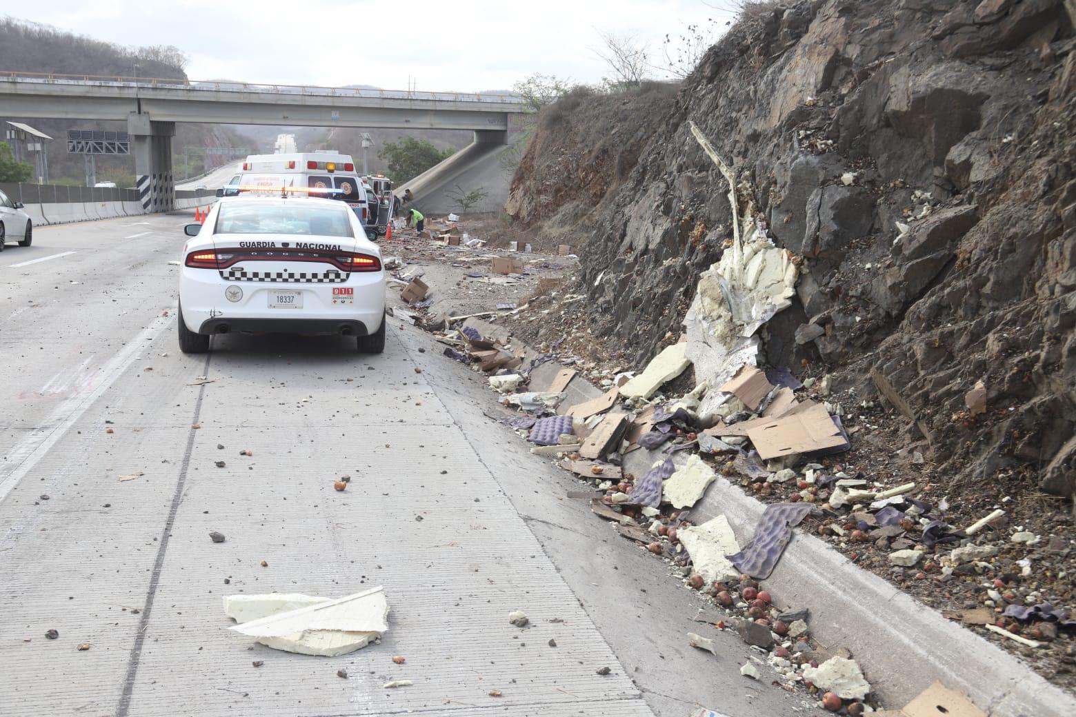 $!Tráiler cargado de manzanas vuelca en Libramiento Mazatlán