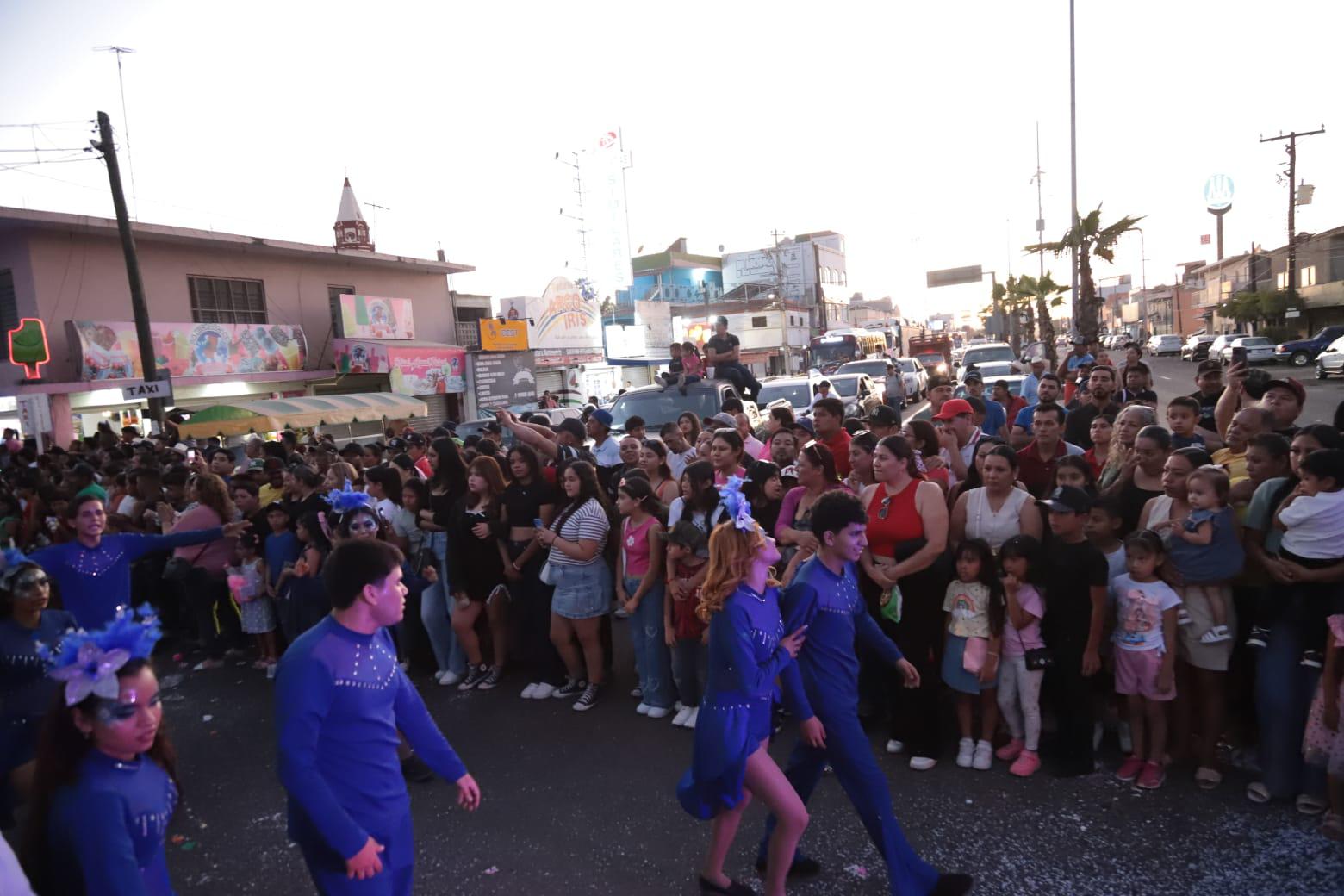 $!Disfrutan del tradicional desfile de carros alegóricos del Carnaval de Villa Unión, al sur de Mazatlán