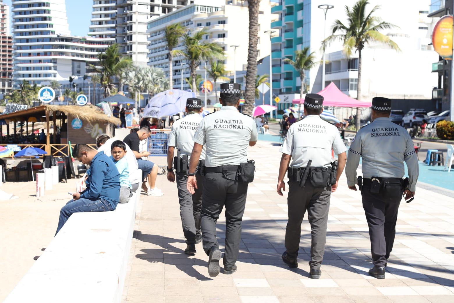 $!Ocupan ya sus lugares locales y turistas para el segundo desfile del Carnaval de Mazatlán