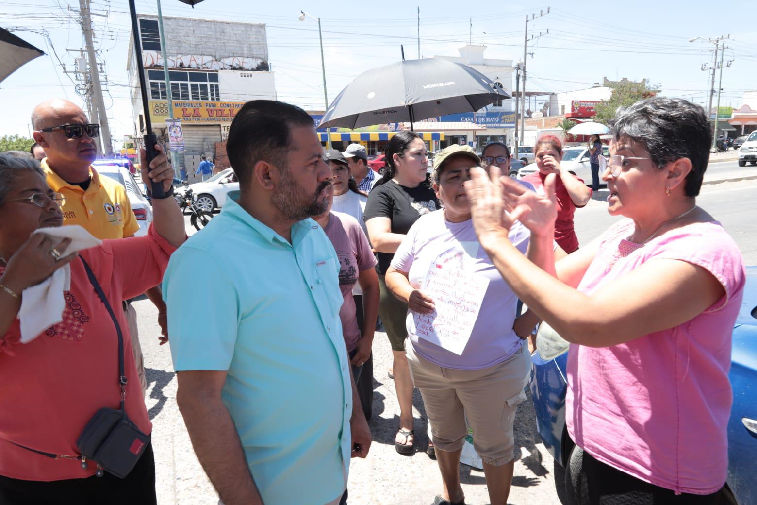 $!Bloquean vecinos de La Foresta avenida Clouthier para defender los terrenos públicos
