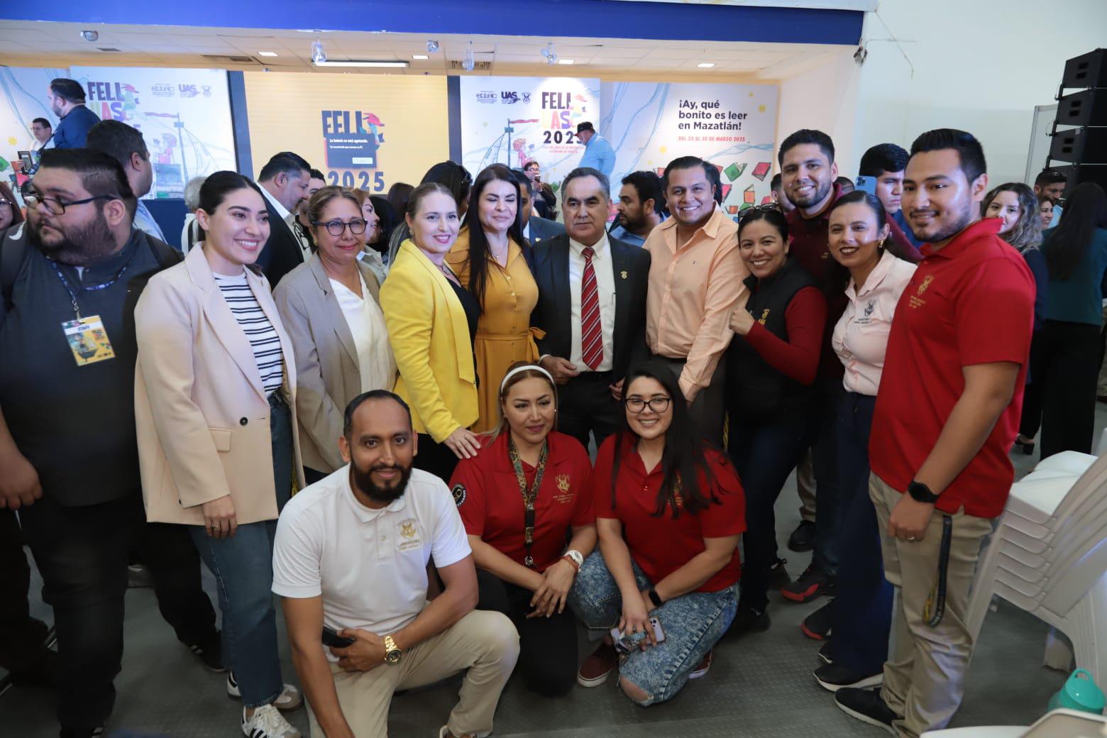 $!Colaboradores de la UAS se toman la fotografía del recuerdo con el rector del plantel, Jesús Madueña Molina.
