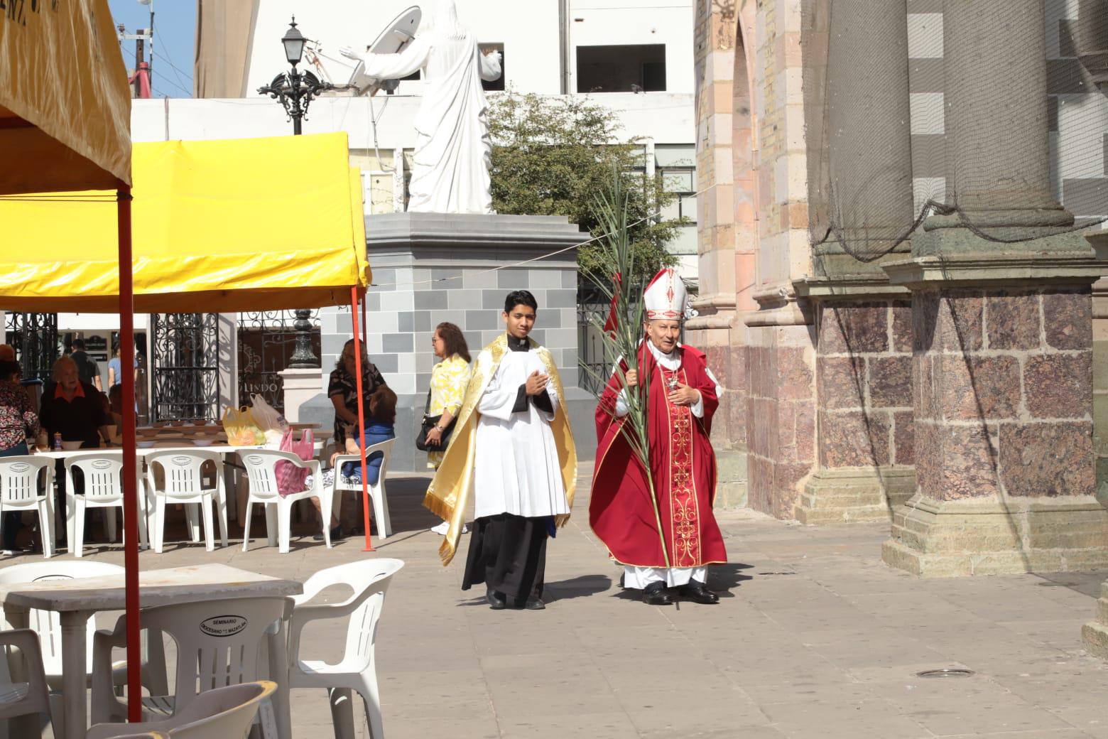 $!Encabeza Obispo de Mazatlán bendición de palmas en Catedral este Domingo de Ramos