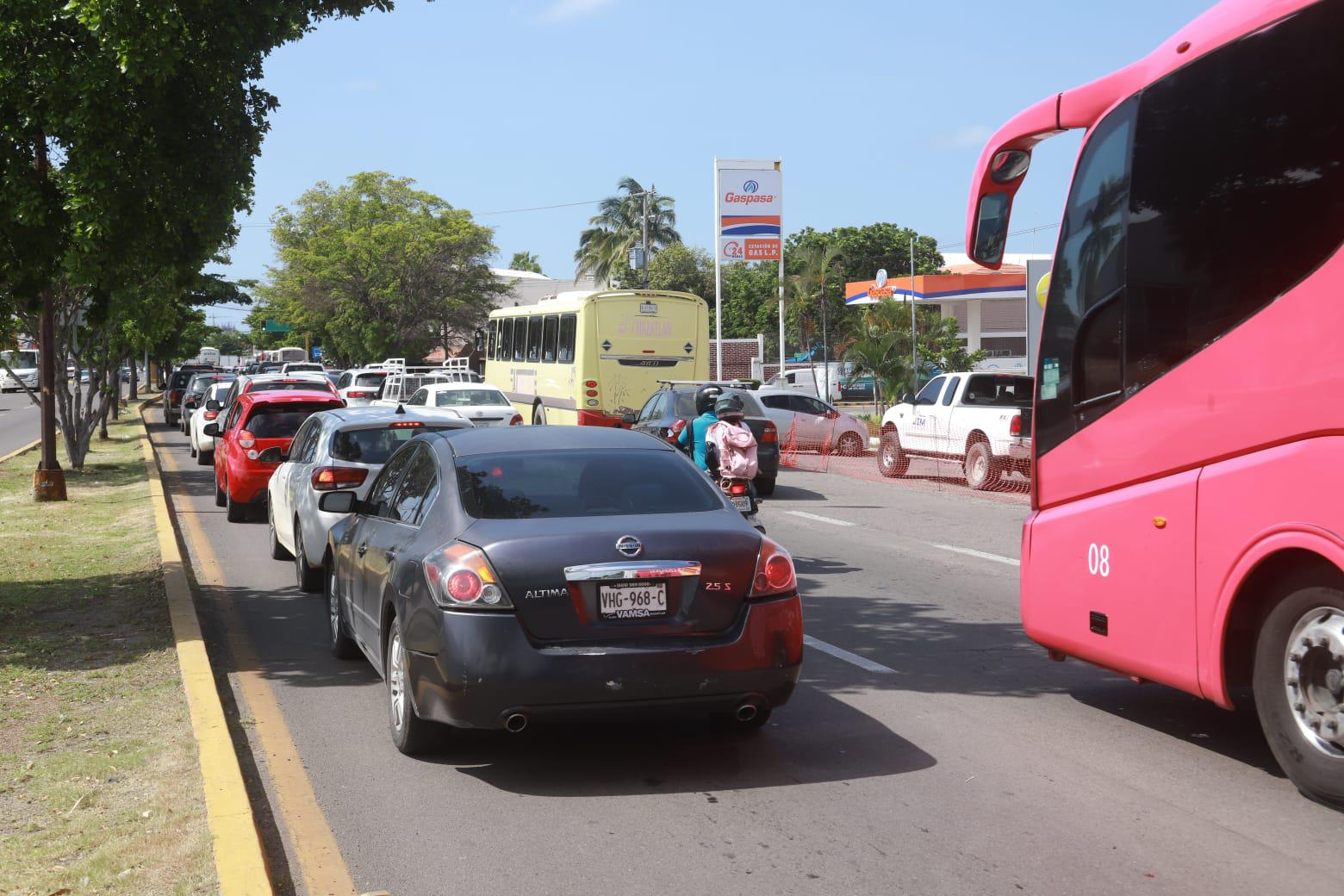 $!Protesta de la UAS en Mazatlán genera caos vial en la Ejército Mexicano