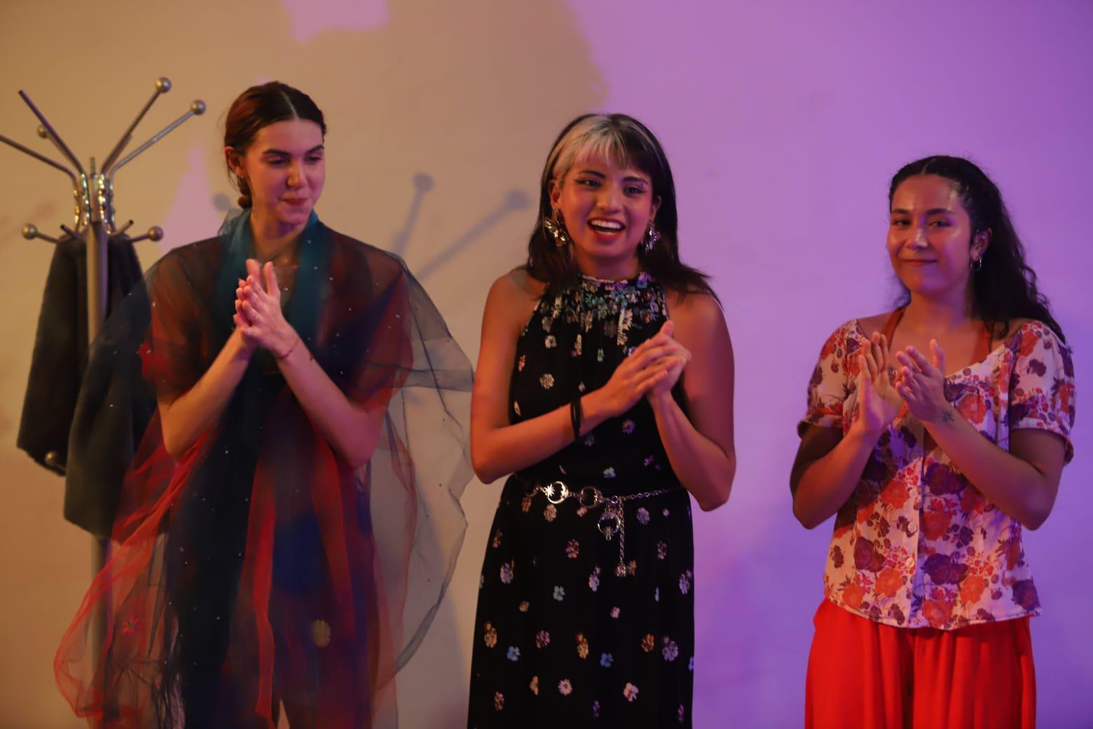 $!La escritora Andrea Mendoza García, junto con las intérpretes Regina Nieto Páez y Eria Lozano Najar, agradecen al público tras la presentación de Cosas que solo los niños ven.