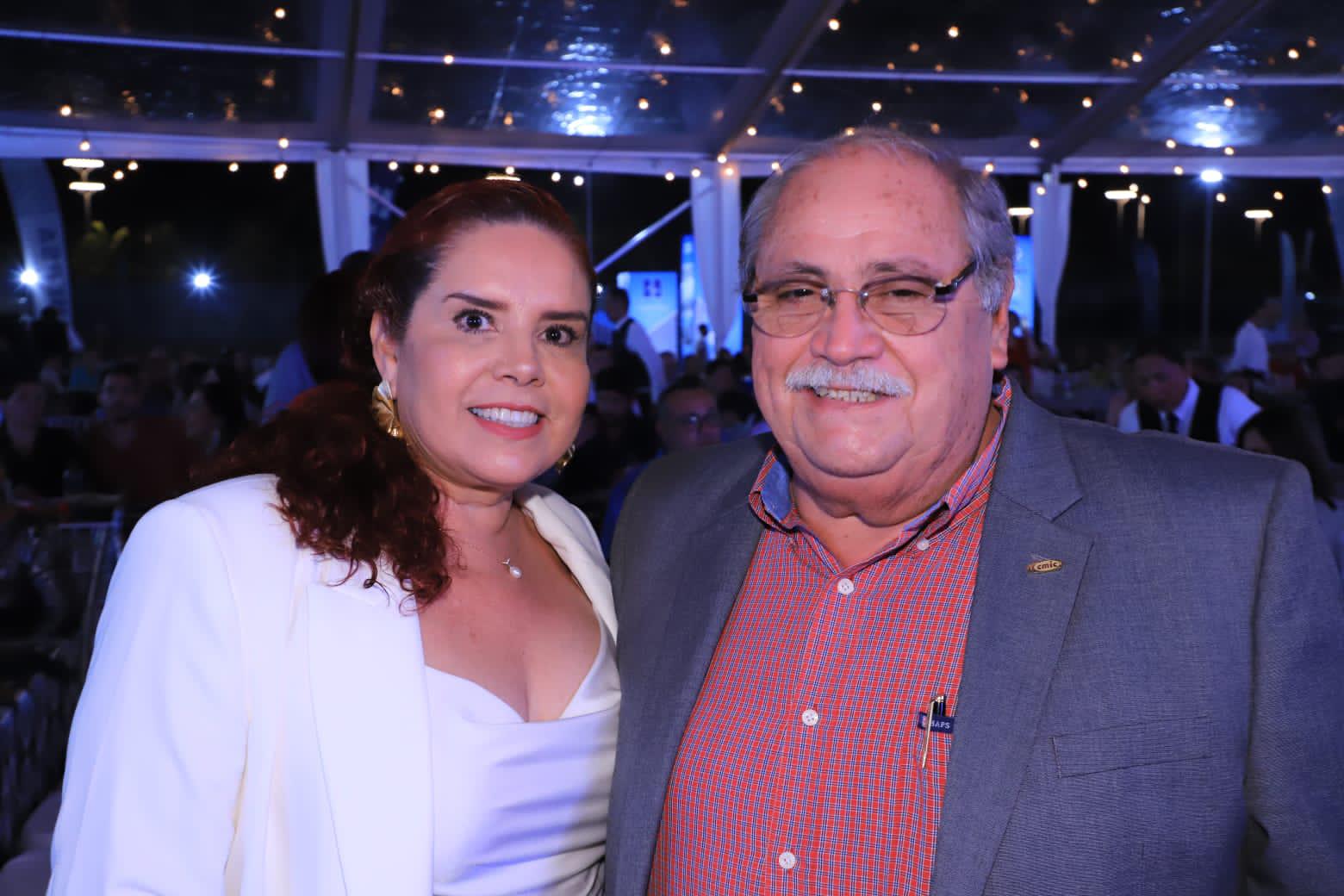 $!Perla Ivonne Silva de Trewartha y Guillermo Trewartha.