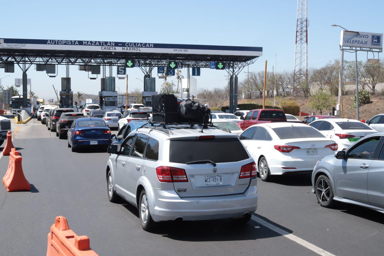 $!Éxodo de vacacionistas crea largas filas en la autopista Mazatlán-Culiacán