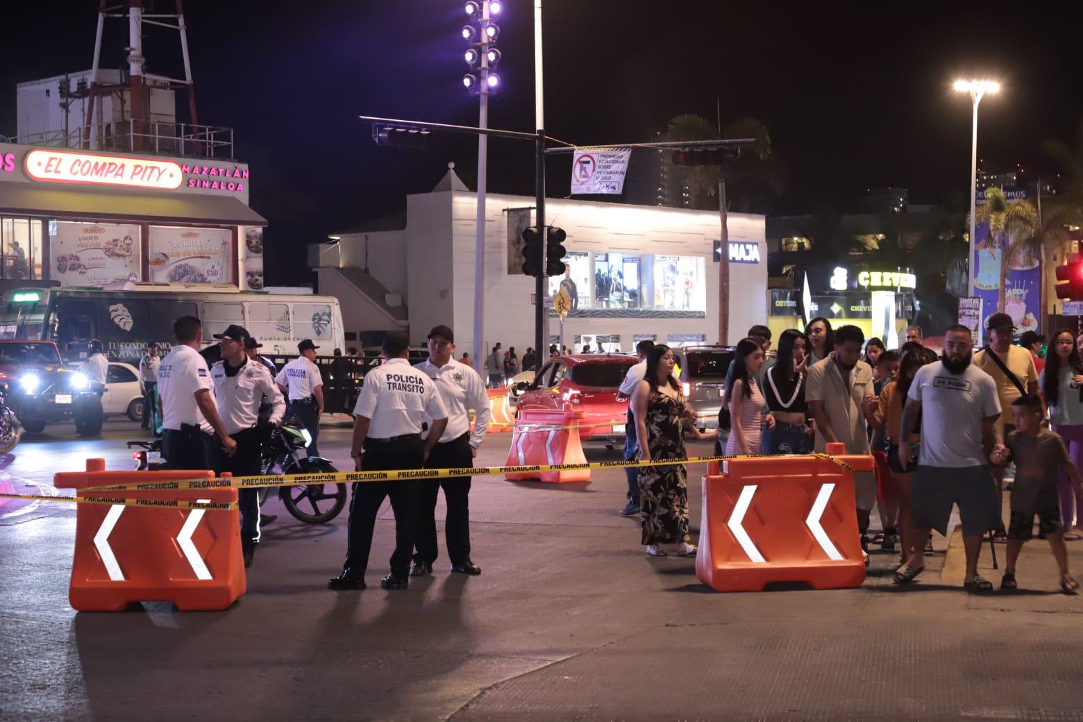 $!El malecón de Mazatlán se convierte en carnaval la noche del Viernes Santo