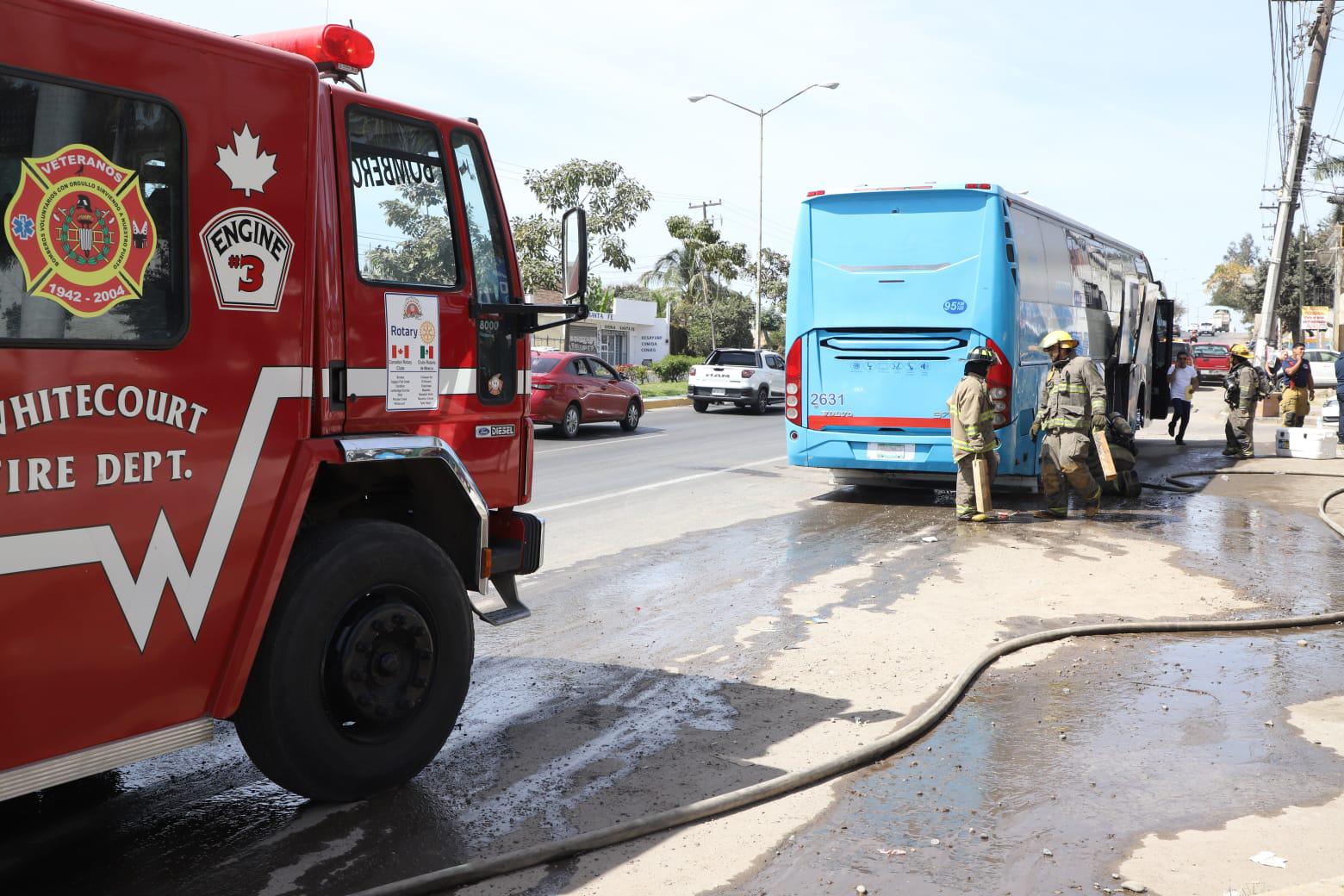 $!Reportan conato de incendio en autobús turístico en Mazatlán