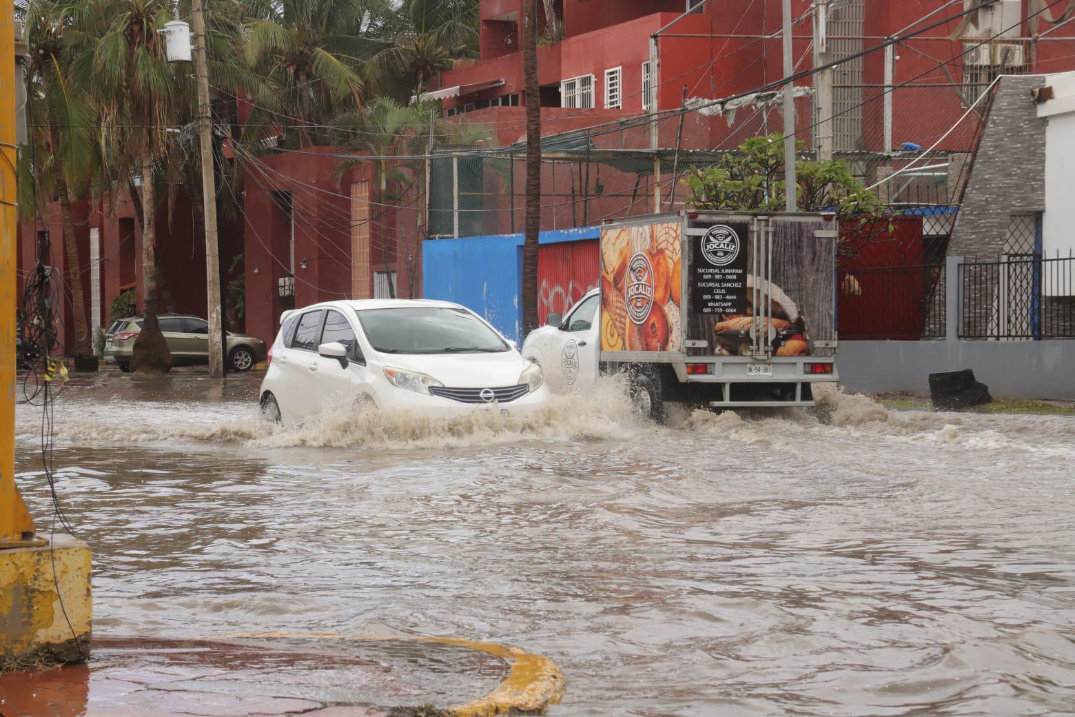 $!Cae fuerte lluvia acompañada de granizo en Mazatlán