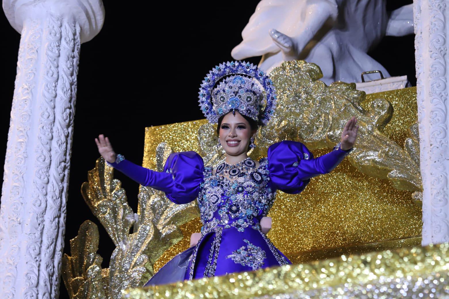 $!Atrae a miles el desfile del Carnaval de Mazatlán; Los Papaquis abren paso a la carroza real