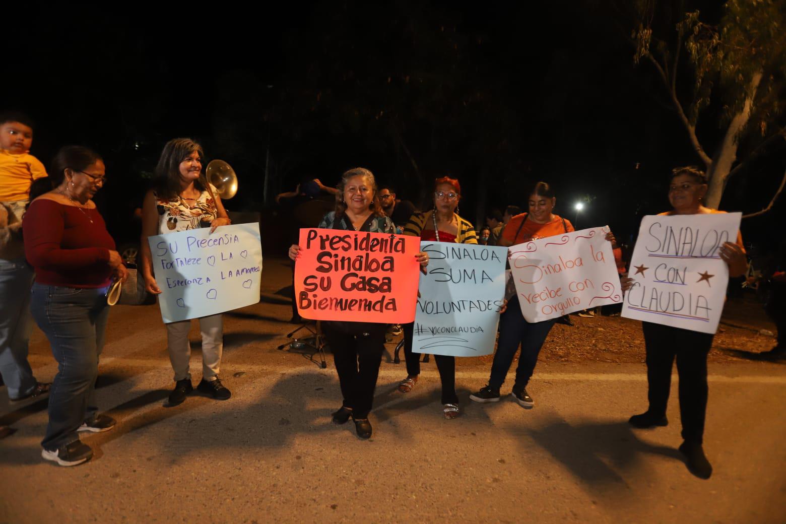 $!Al ritmo de la banda, esperan a Sheinbaum en acceso principal al Aeropuerto de Mazatlán