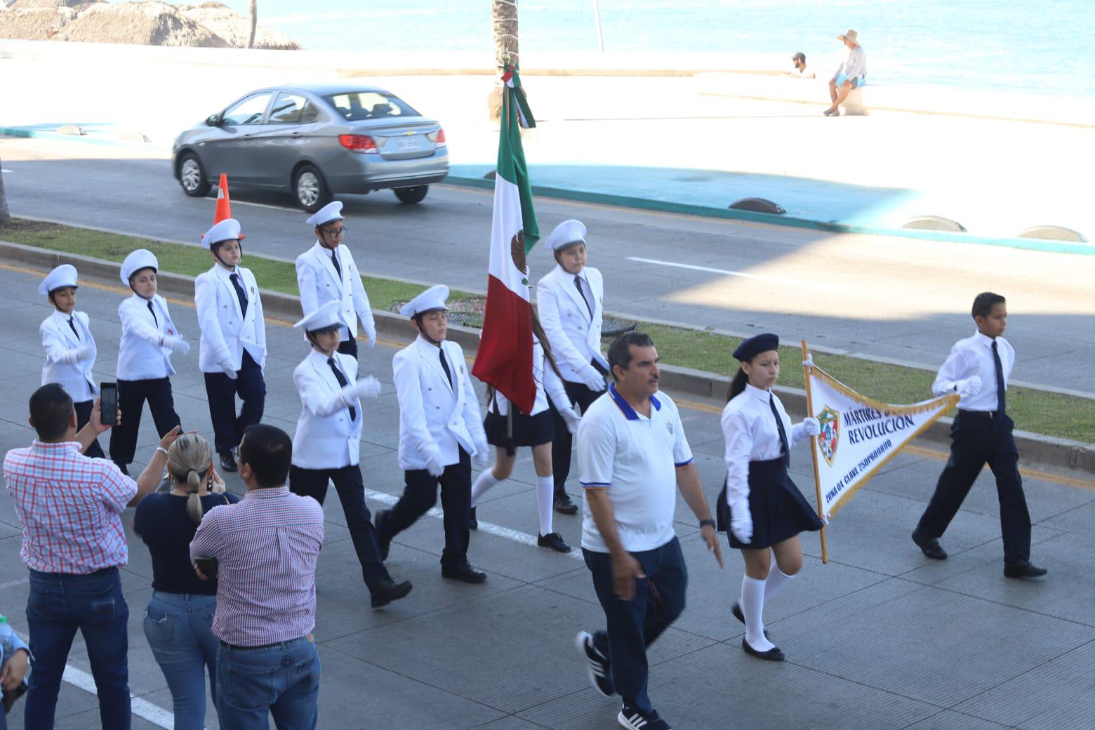 $!Se viste Avenida del Mar de tricolor por desfile de escoltas de Bandera