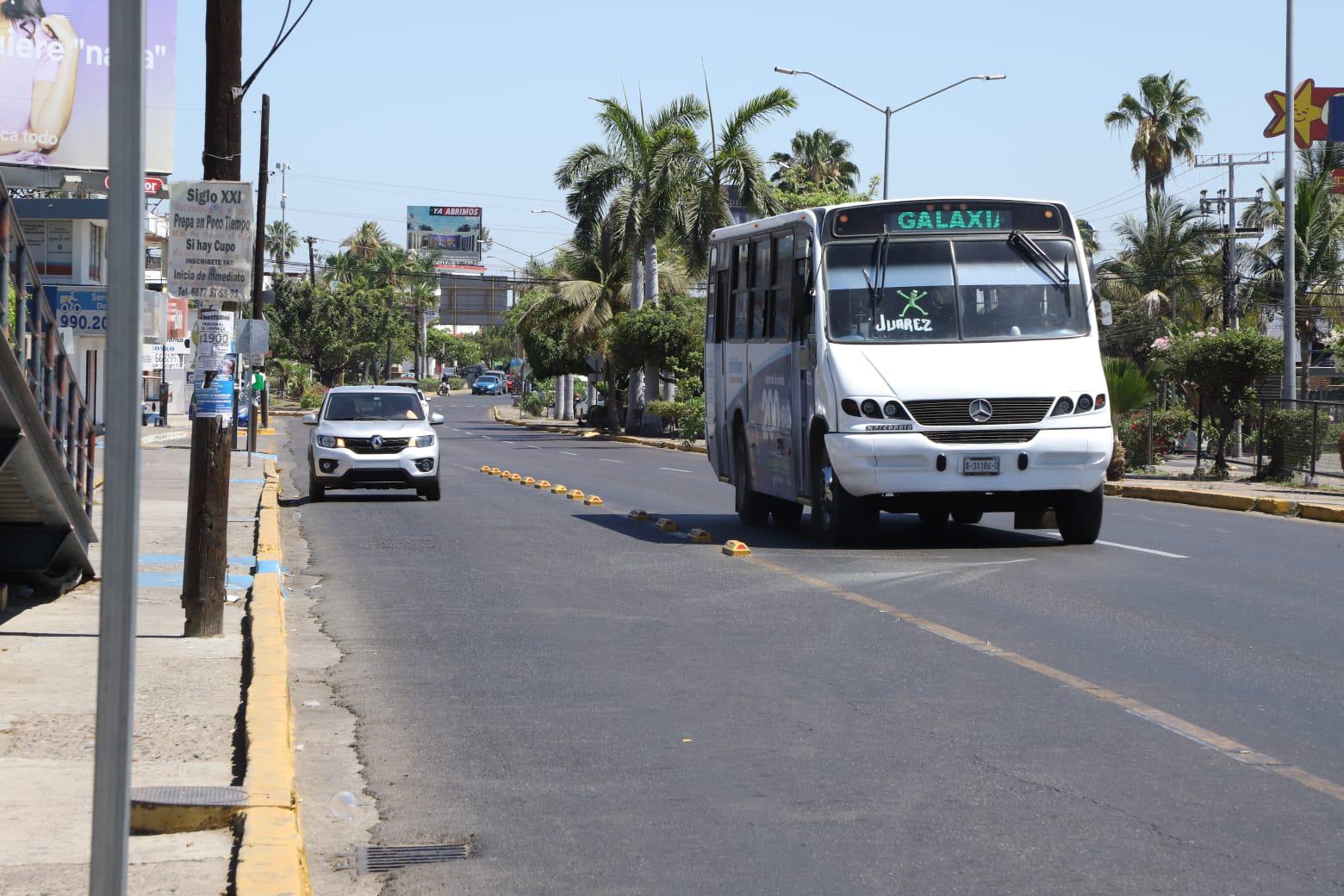 $!Al carril preferencial de Mazatlán ya le faltan más de 50 boyas delimitadoras