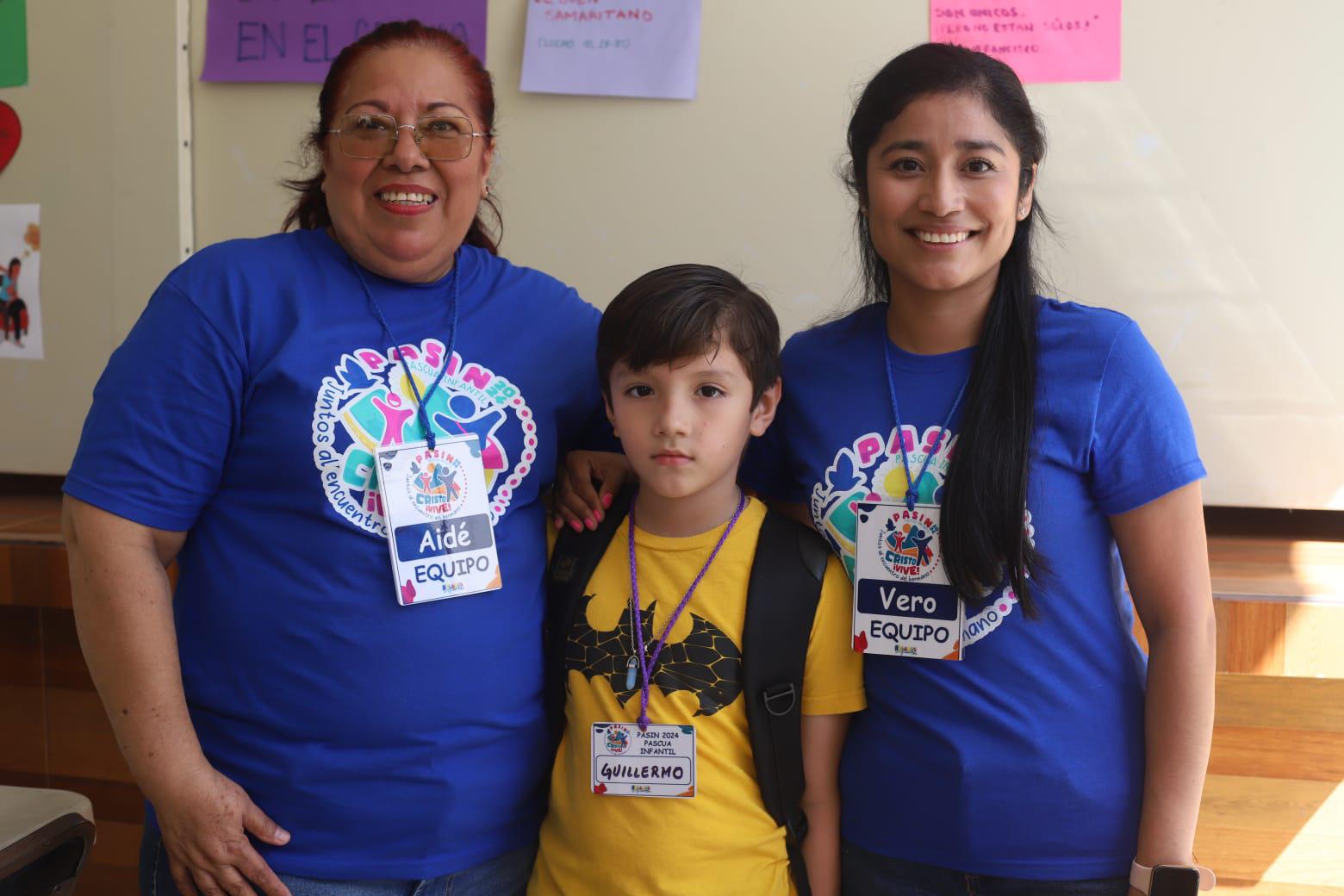 $!Las profesoras Aidé Villa y Verónica Ortega con el pequeño Guillermo Bernal.