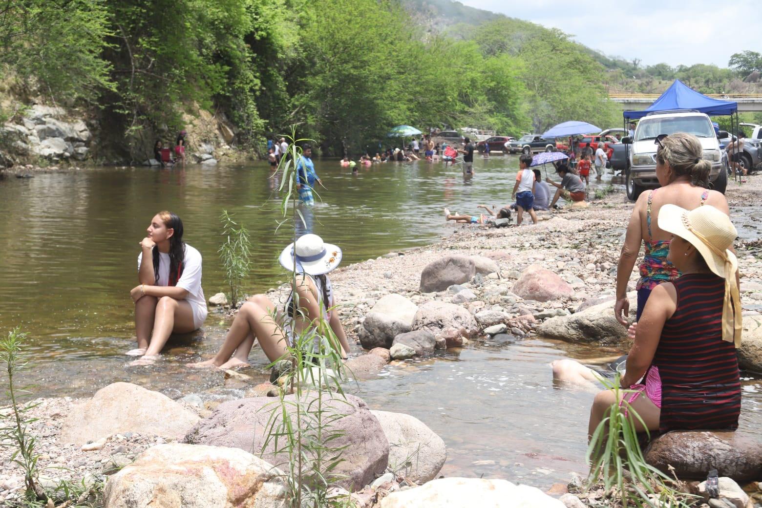 $!Huyen mazatlecos del calor y disfrutan del día en El Magistral y el Presidio