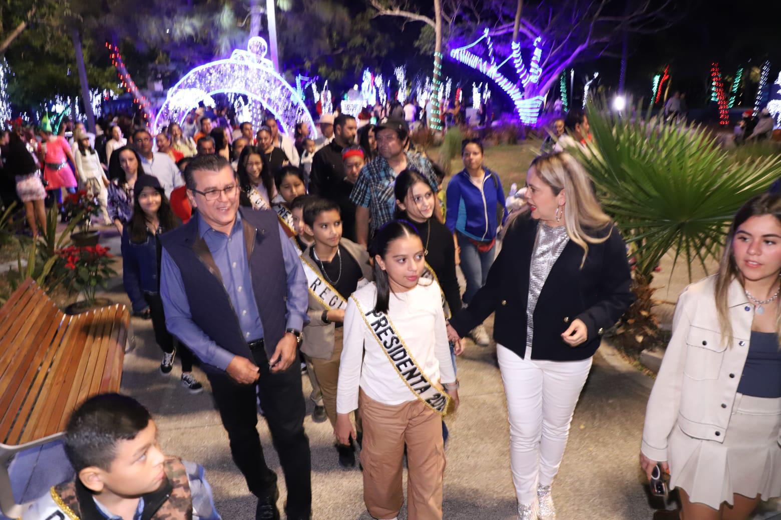 $!Ilumina la Villa Navideña el Parque Central de Mazatlán