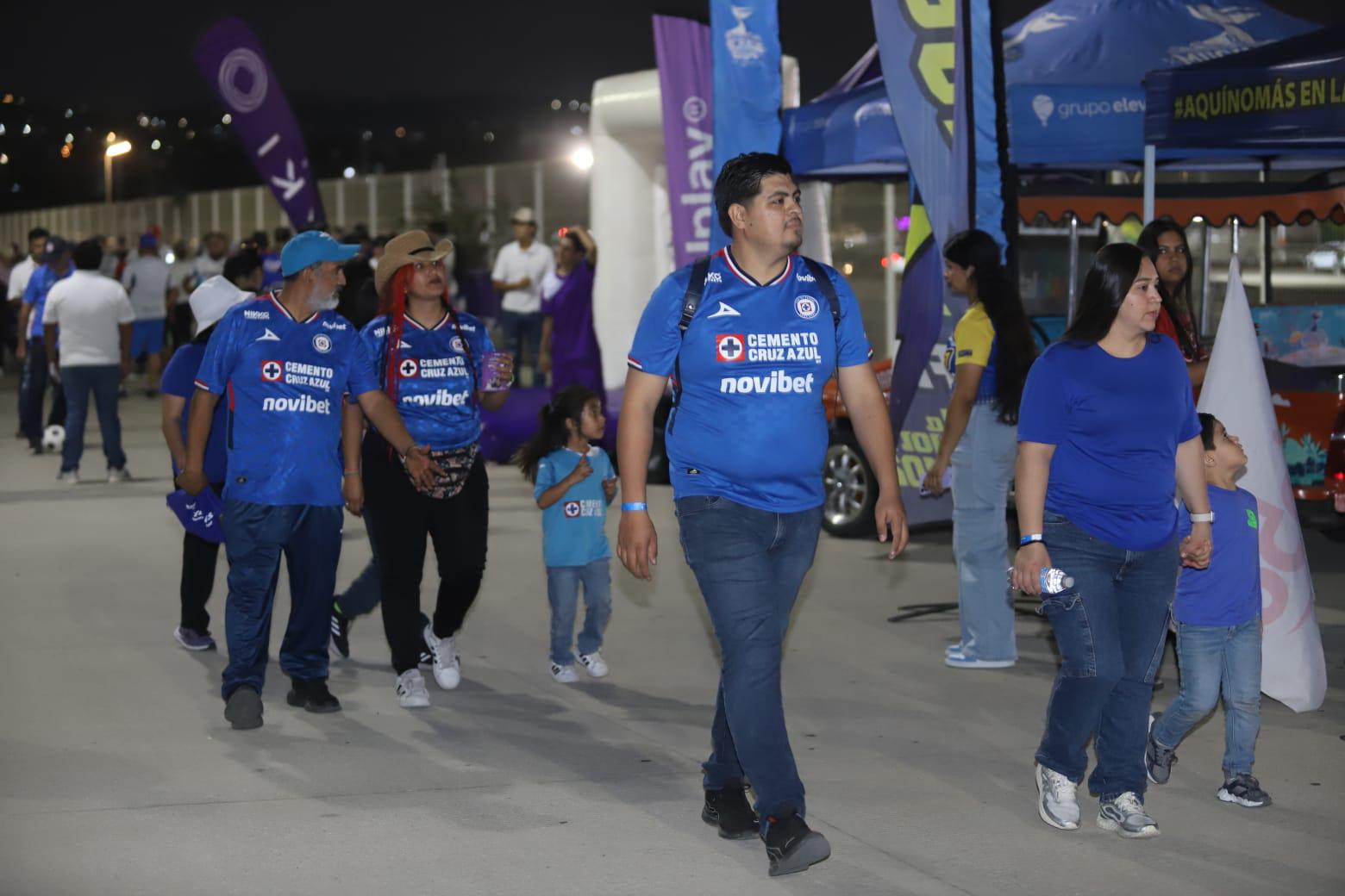 $!Fiesta celeste en Mazatlán: La Máquina tiñe de azul el estadio El Encanto