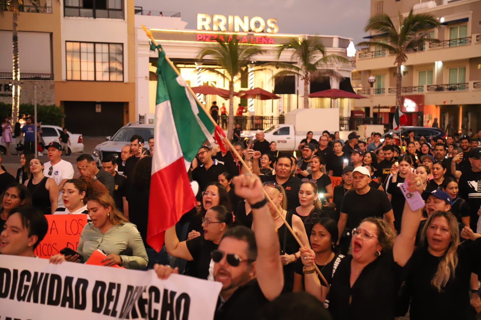 $!Marchan en Mazatlán por la defensa de la autonomía del Poder Judicial