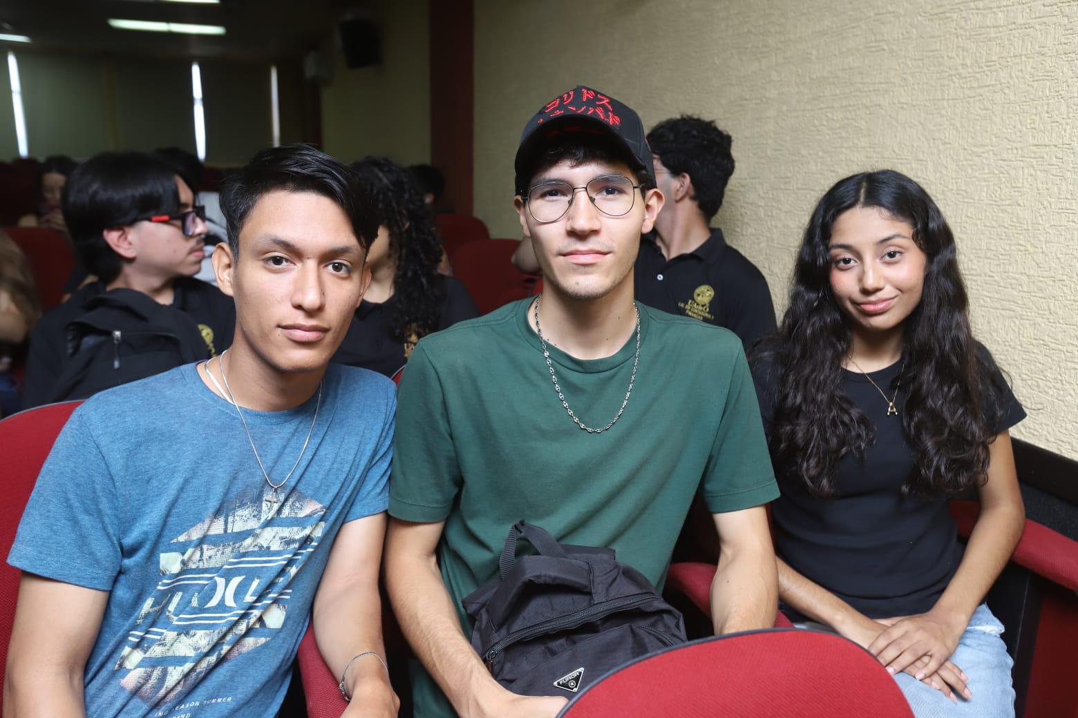 $!Axel Galván, Aarón Armendáriz y Adilene Núñez asistieron a la charla sobre el hábito de la lectura impartida por Élmer Mendoza en la UAdeO Mazatlán.