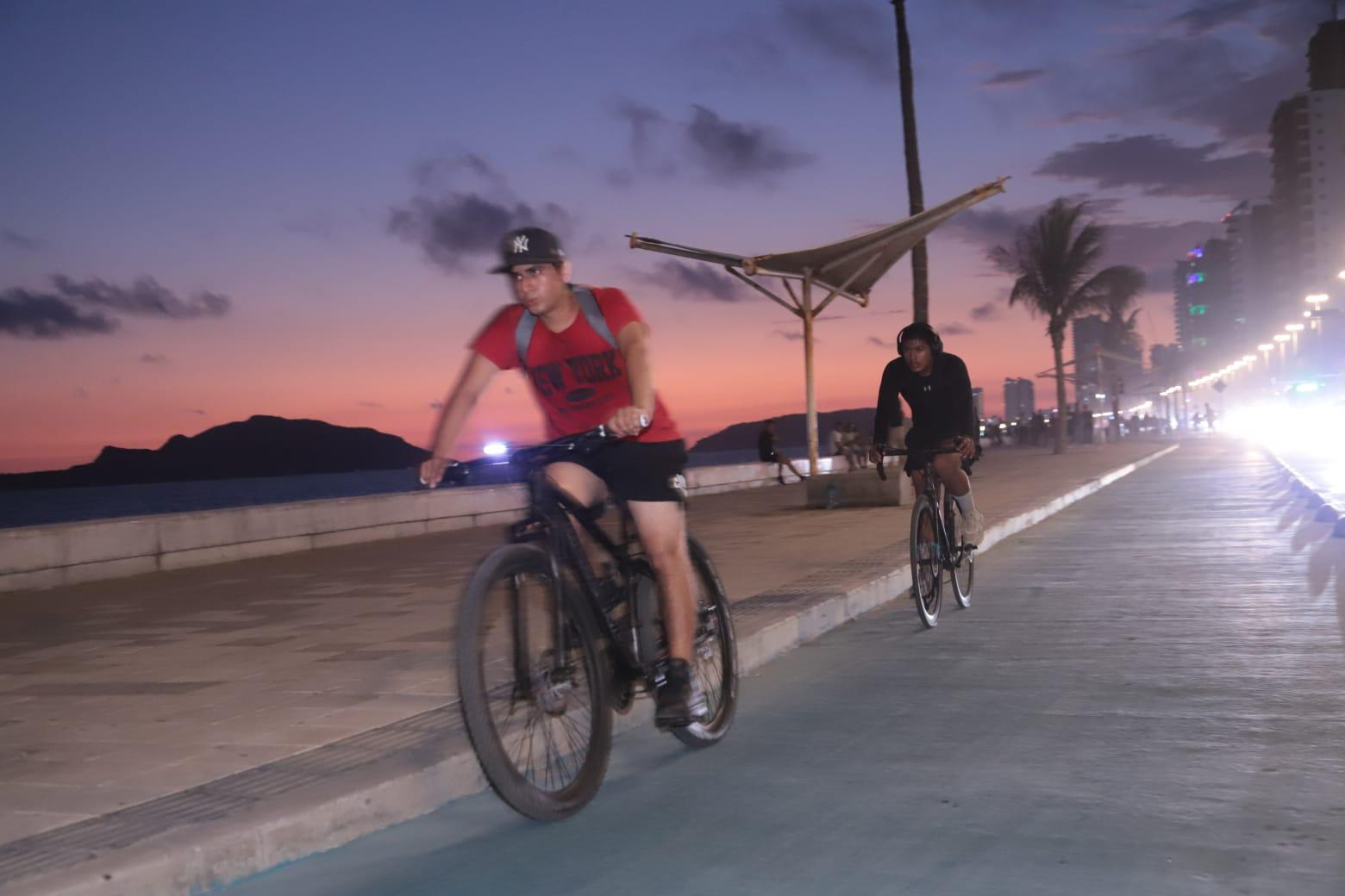 $!Usuarios de scooters empiezan a cumplir con medidas de seguridad en el malecón