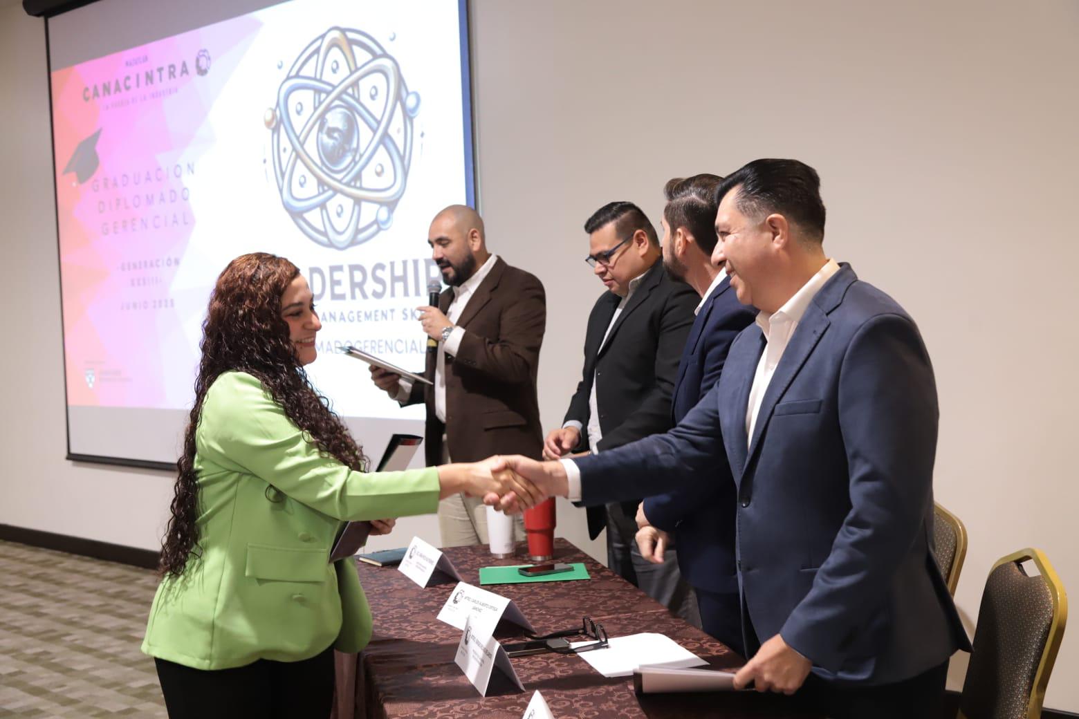 $!Celebran graduación de la generación 33 del Diplomado en Liderazgo de Canacintra Mazatlán