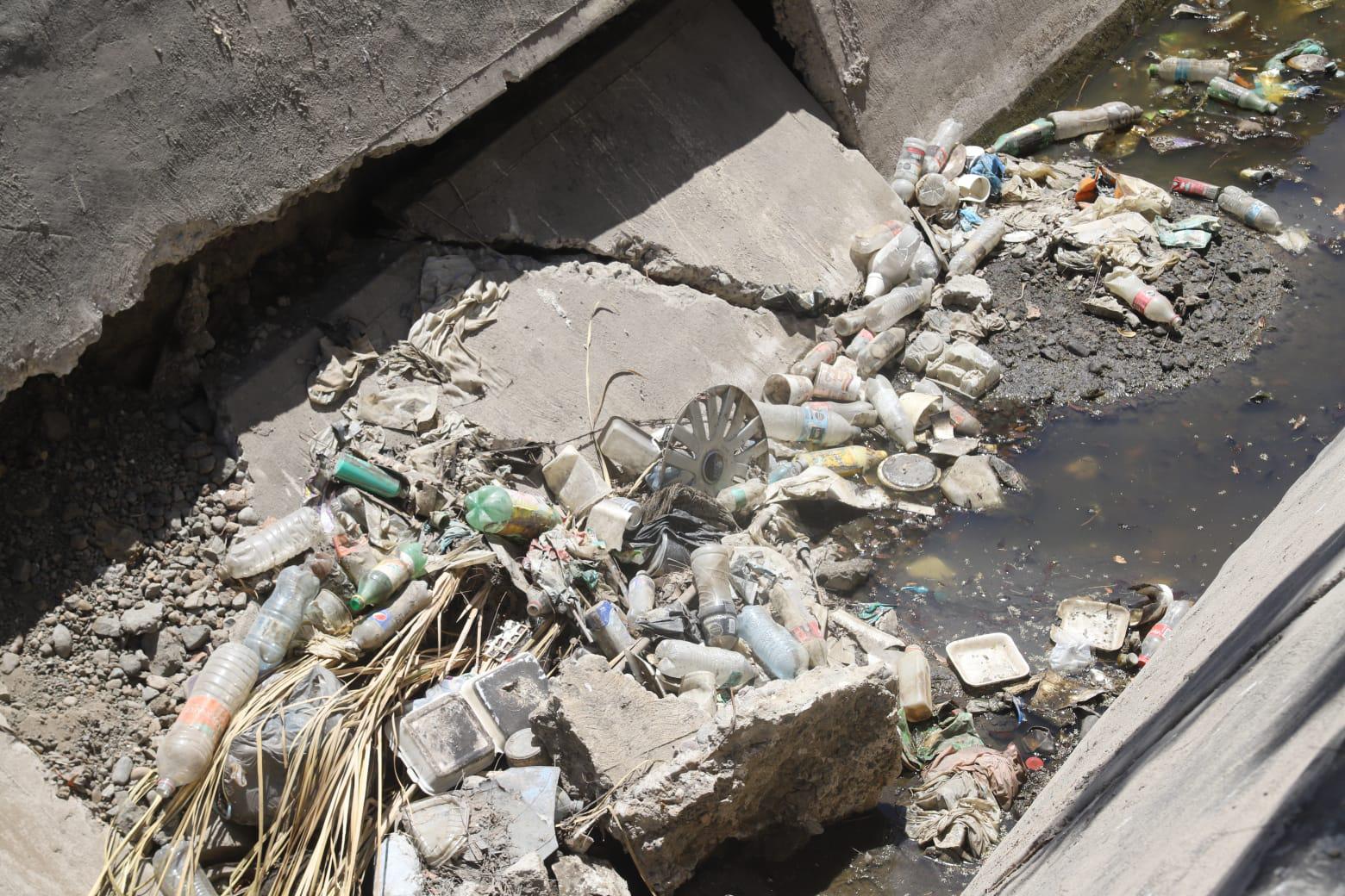 $!Canales pluviales de Mazatlán se han convertido en vertederos de desechos