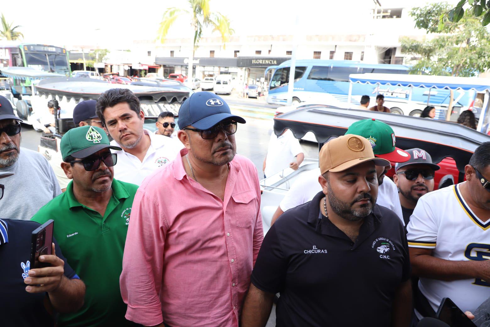 $!... Y ahora aurigueros y pulmoneros bloquean la Rafael Buelna y ‘ahorcan’ la vialidad en la zona turística