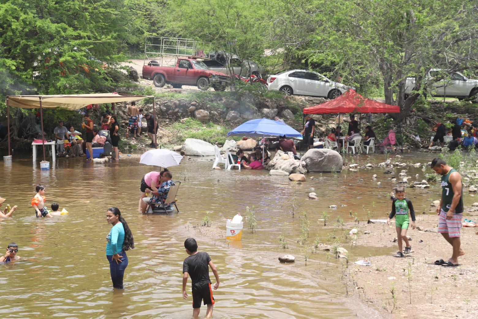 $!Huyen mazatlecos del calor y disfrutan del día en El Magistral y el Presidio