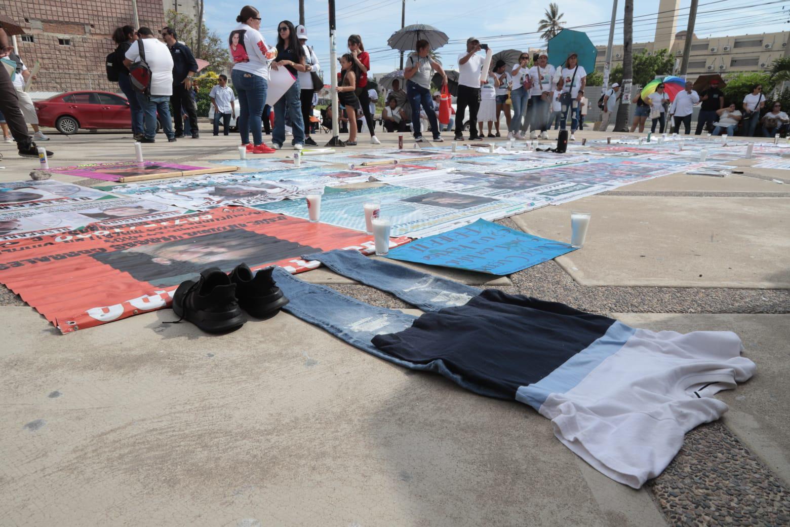 $!Familias colocan azulejos y fichas de búsqueda en la Fiscalía por los desaparecidos en Mazatlán