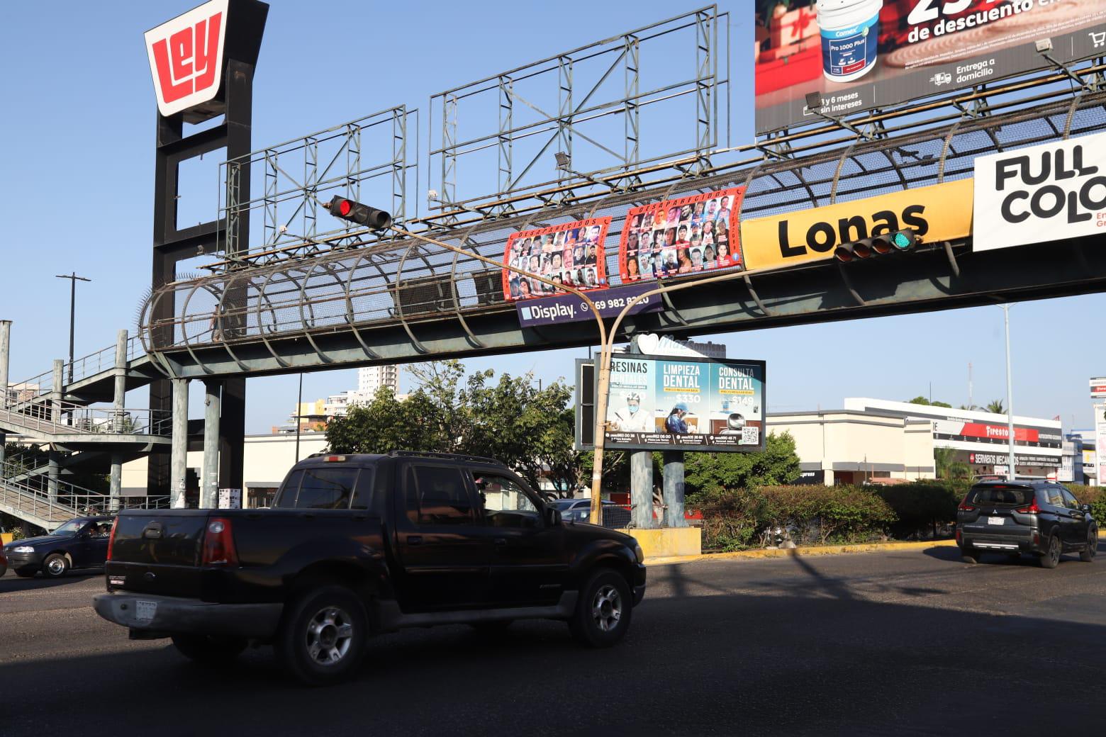 $!Cuelgan mantas de desaparecidos durante visita de Rocha Moya a Mazatlán