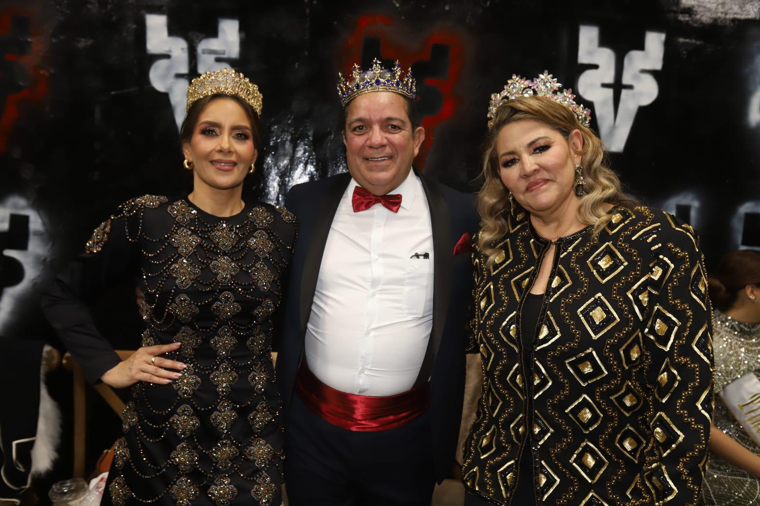 $!Daniel Osuna, Rey de la Alegría del Carnaval 2001, entre Karina Dueñas, Reina de los Juegos Florales 2001 y Isaura Rendón, Reina Infantil del Carnaval de 1976.