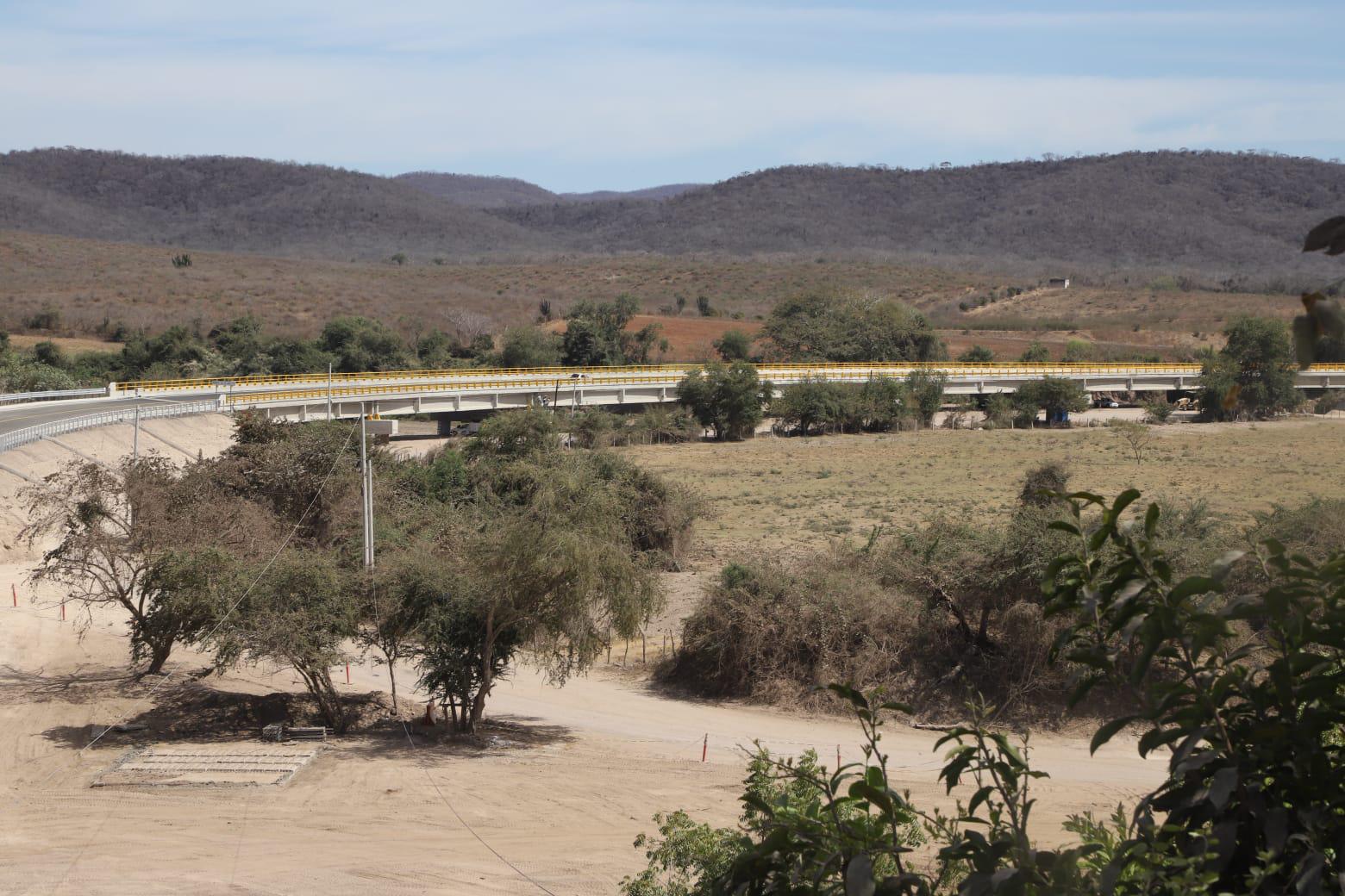 $!Aprovechan vehículos reapertura del puente de El Quelite