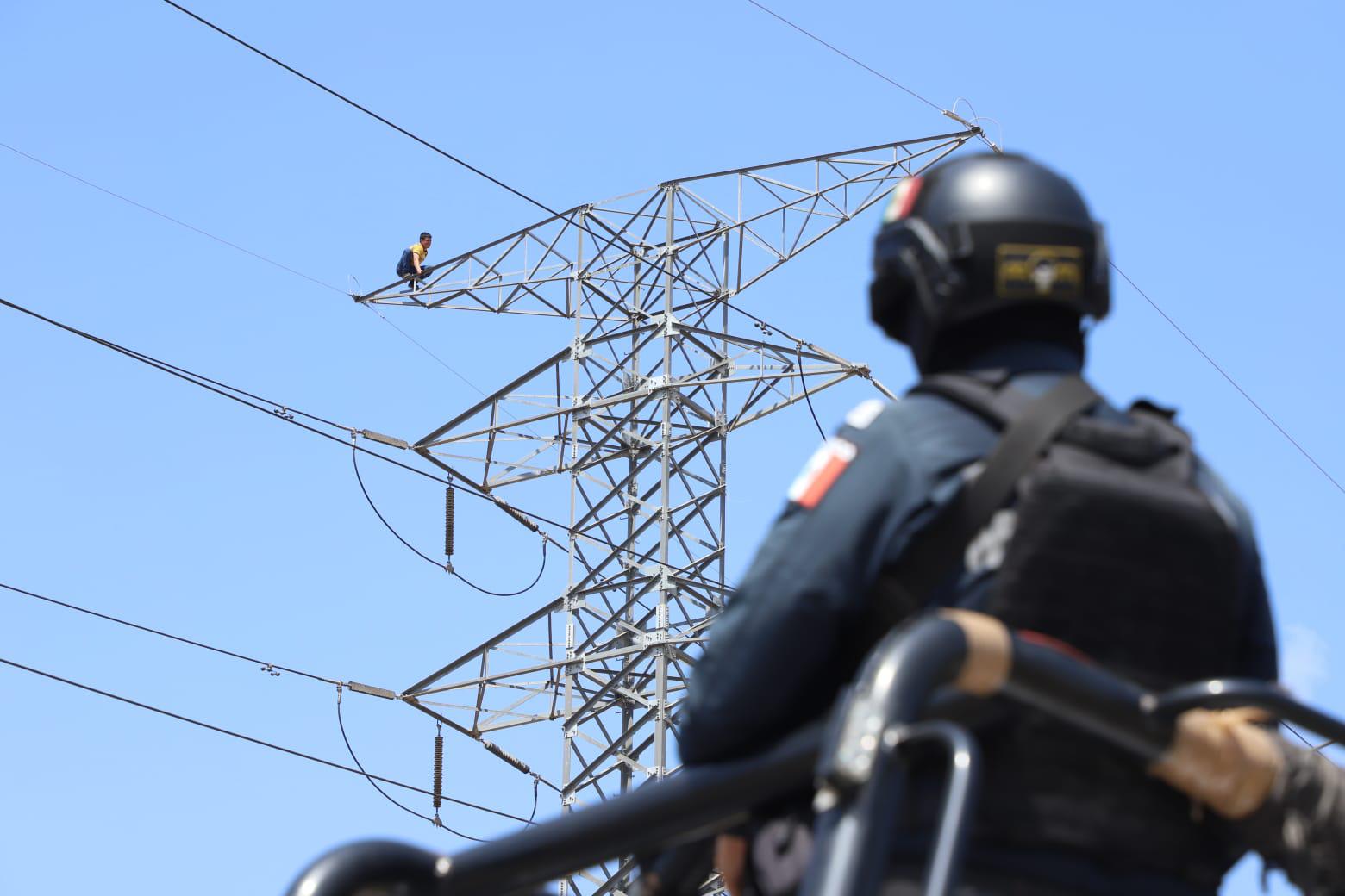 $!Hombre sube a torre de la CFE en Villa Unión; ponen brincolines por si se arroja