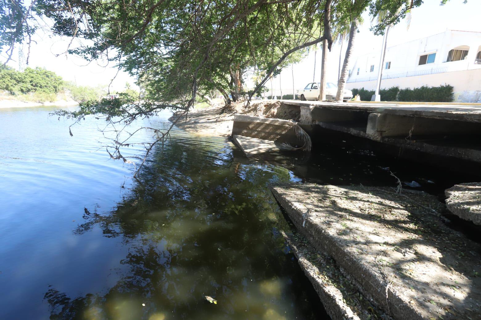 $!Atiende Gobierno de Mazatlán descargas en playa Cerritos y el Estero del Yugo